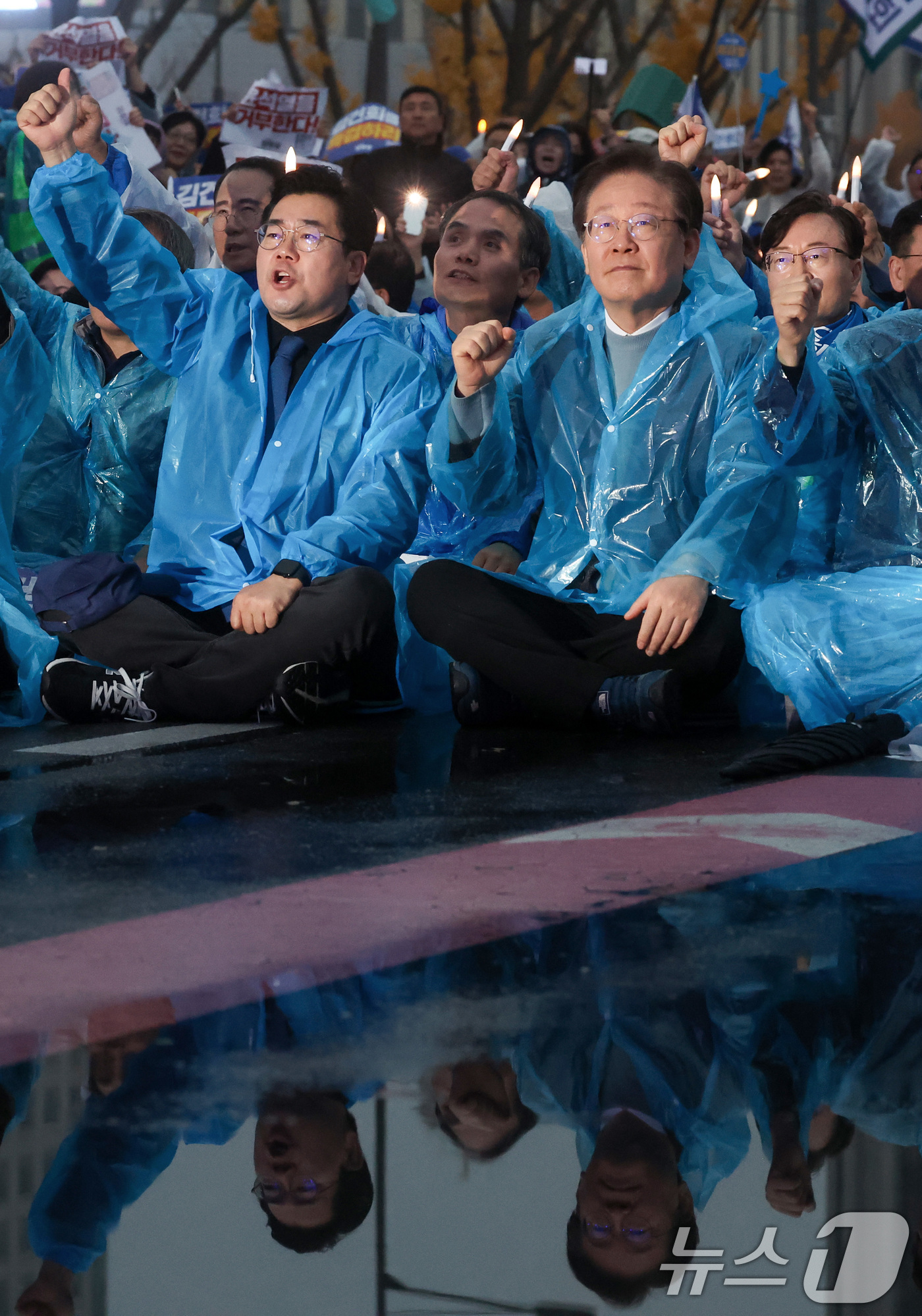 (서울=뉴스1) 김명섭 기자 = 이재명 더불어민주당 대표와 박찬대 원내대표를 비롯한 참석자들이 16일 서울 광화문광장 앞 도로에서 열린 '김건희·윤석열 국정농단 규탄·특검 촉구 제 …