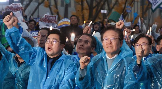 유죄 판결 후 거리로 나선 이재명 대표