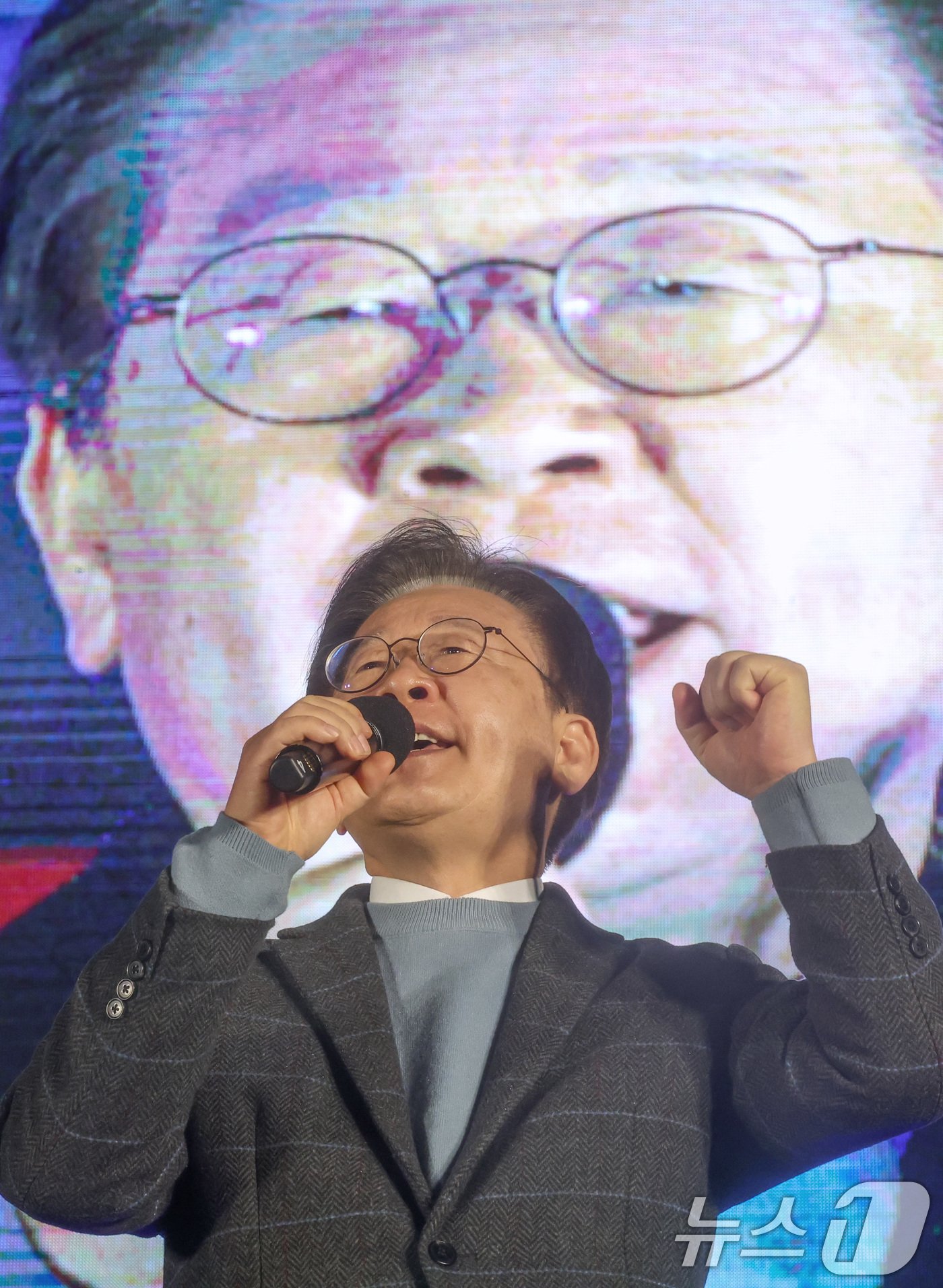 본문 이미지 - 이재명 더불어민주당 대표가 16일 서울 광화문광장 앞 도로에서 열린 '김건희·윤석열 국정농단 규탄·특검 촉구 제3차 국민행동의 날 및 시민사회 연대 집회'에서 발언하고 있다. 2024.11.16/뉴스1 ⓒ News1 김명섭 기자