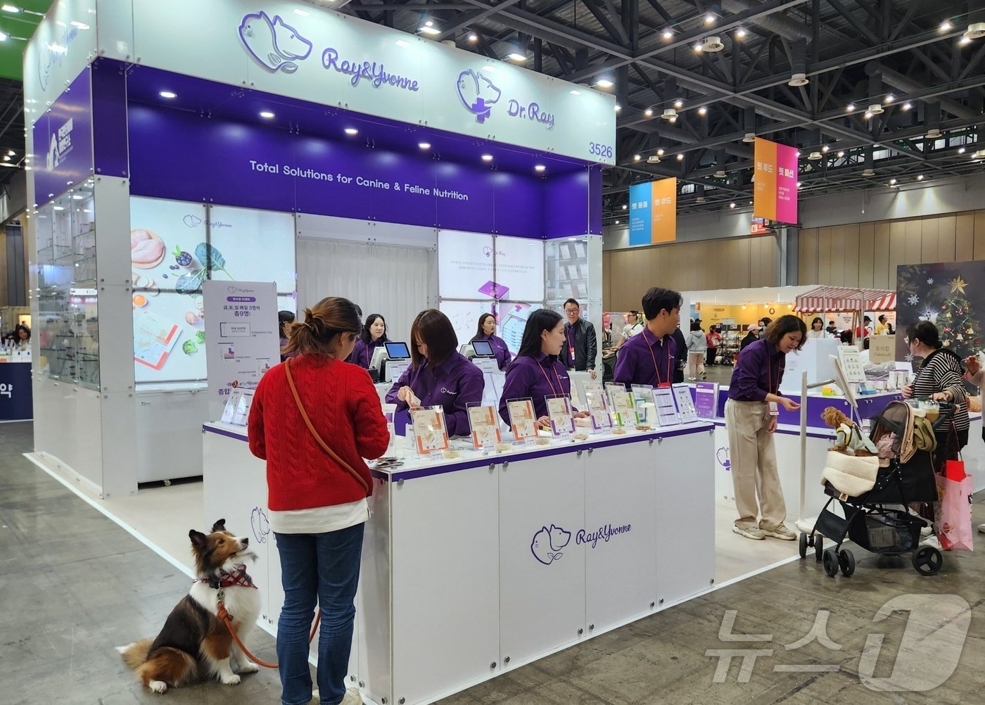 본문 이미지 - 한국반려동물영양연구소는 15일 킨텍스에서 열린 '2024 메가주'에 부스를 마련하고 제품 체험 행사를 진행했다. ⓒ 뉴스1 한송아 기자