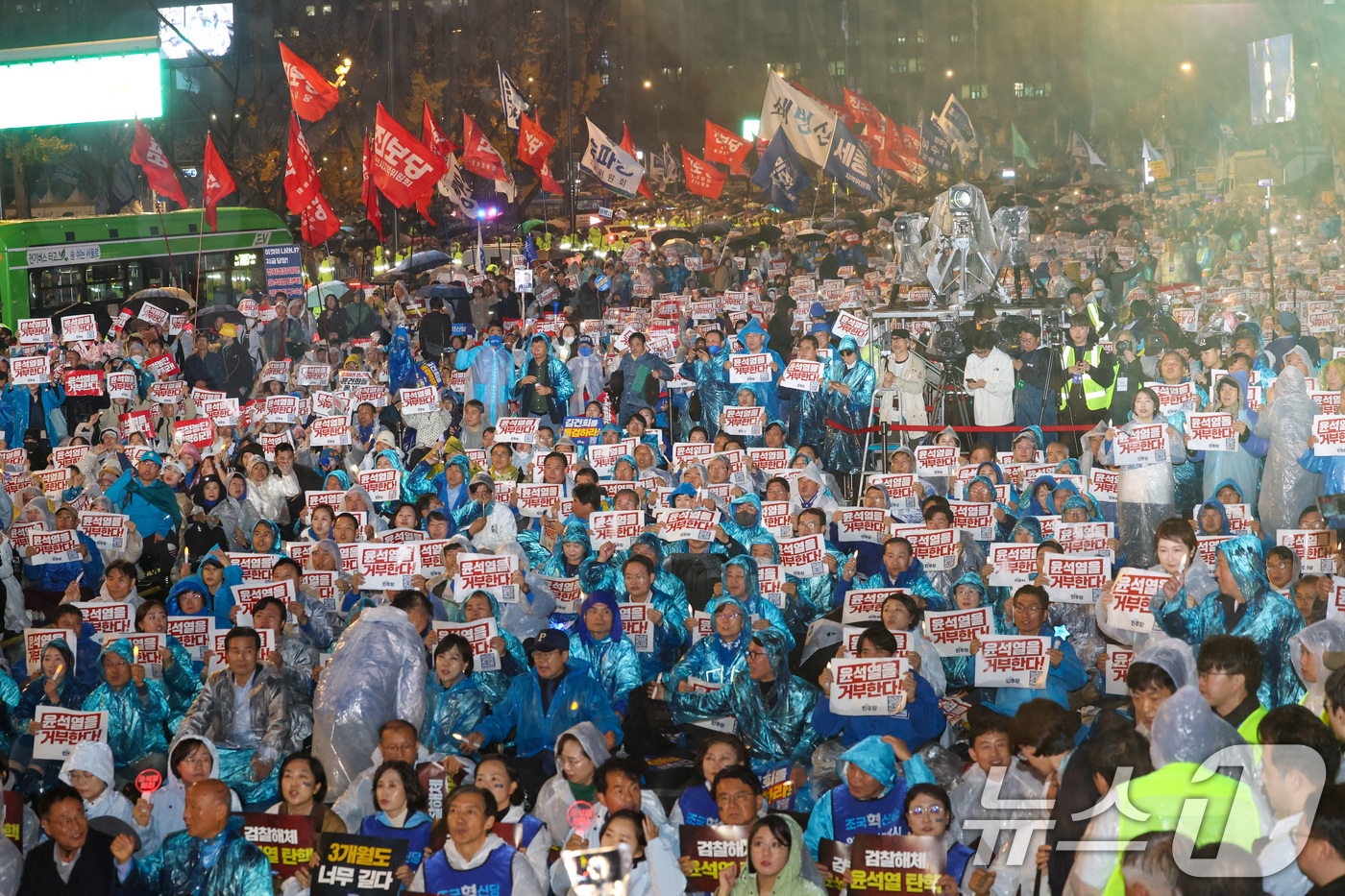 (서울=뉴스1) 김명섭 기자 = 16일 서울 광화문광장 앞 도로에서 열린 '김건희·윤석열 국정농단 규탄·특검 촉구 제3차 국민행동의 날 및 시민사회 연대 집회'에서 참가자들이 구호 …