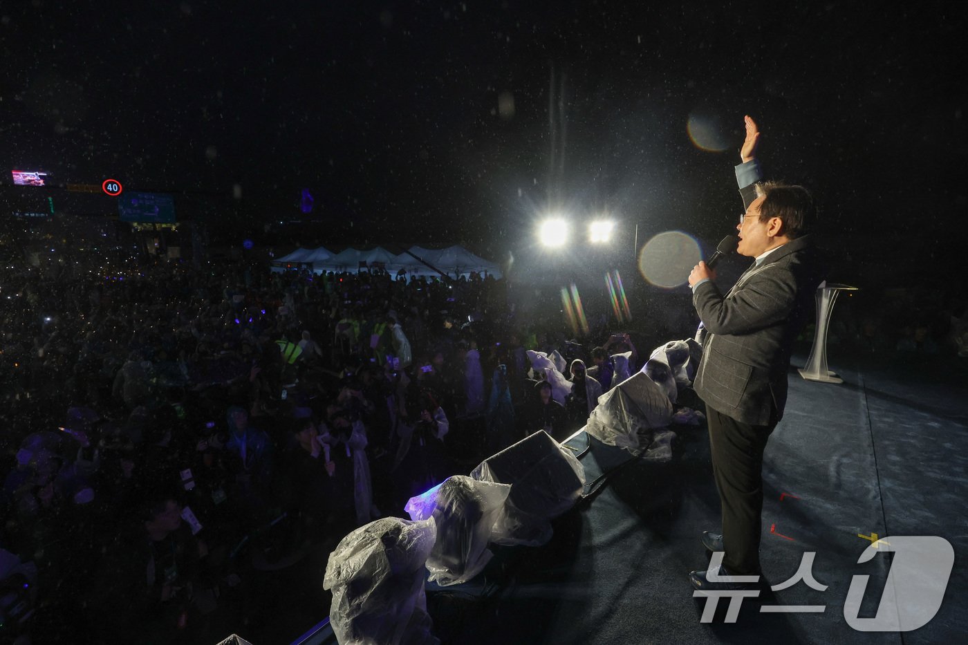 본문 이미지 - 이재명 더불어민주당 대표가 16일 서울 광화문광장 앞 도로에서 열린 '김건희·윤석열 국정농단 규탄·특검 촉구 제3차 국민행동의 날 및 시민사회 연대 집회'에서 발언하고 있다. (공동취재) 2024.11.16/뉴스1 ⓒ News1 김명섭 기자