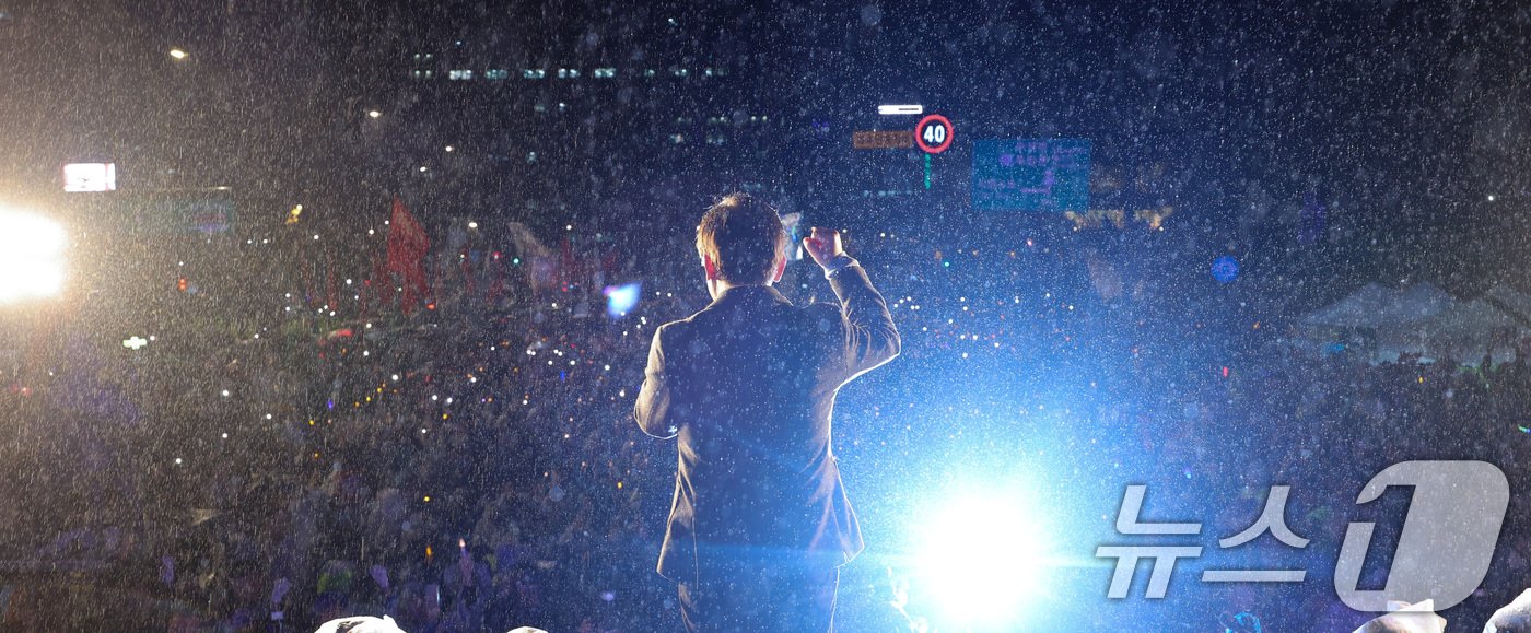 본문 이미지 - 이재명 더불어민주당 대표가 16일 서울 광화문광장 앞 도로에서 열린 '김건희·윤석열 국정농단 규탄·특검 촉구 제3차 국민행동의 날 및 시민사회 연대 집회'에서 발언하고 있다. (공동취재) 2024.11.16/뉴스1 ⓒ News1 김명섭 기자