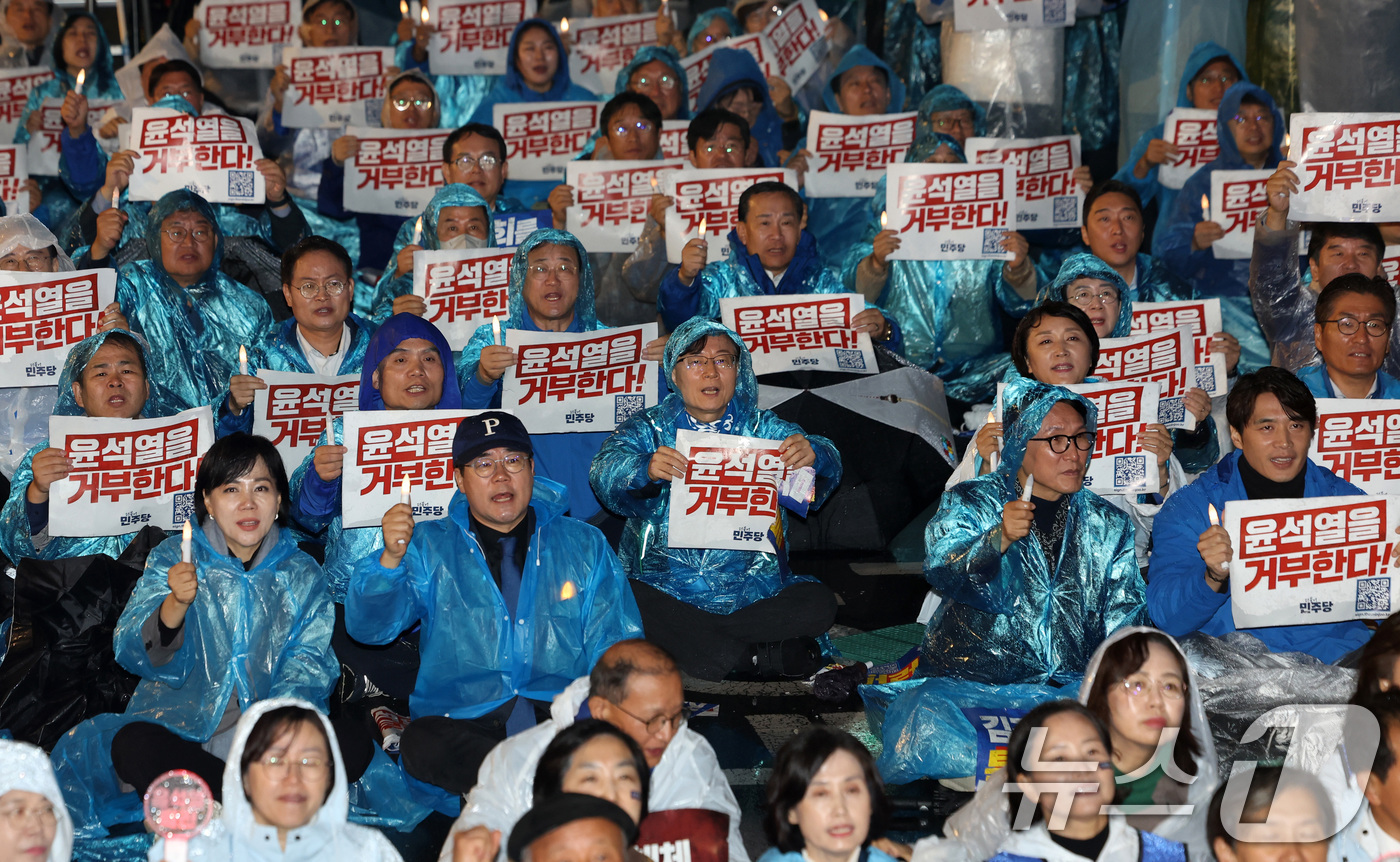 (서울=뉴스1) 김명섭 기자 = 박찬대 더불어민주당 원내대표와 민주당 의원들을 비롯한 참가자들이 16일 서울 광화문광장 앞 도로에서 열린 '김건희·윤석열 국정농단 규탄·특검 촉구 …