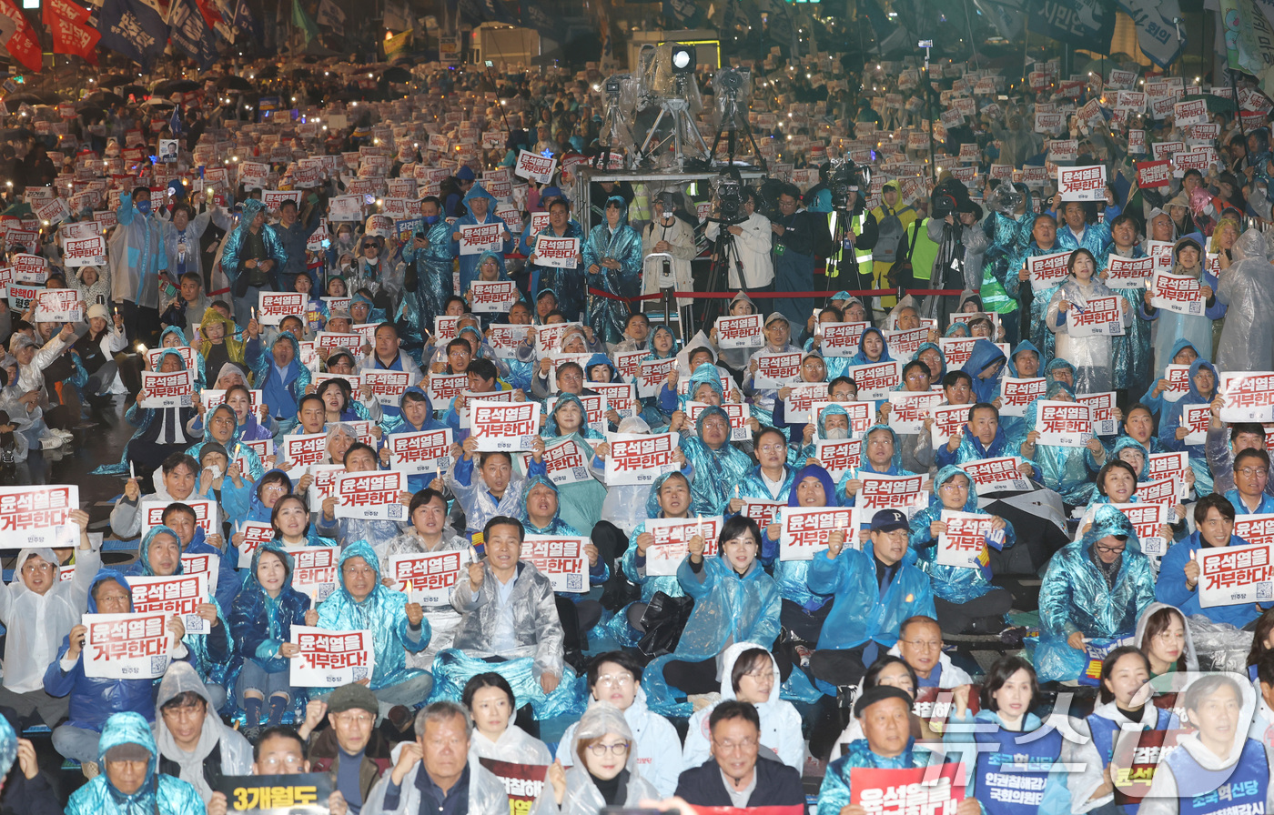 (서울=뉴스1) 김명섭 기자 = 16일 서울 광화문광장 앞 도로에서 열린 '김건희·윤석열 국정농단 규탄·특검 촉구 제3차 국민행동의 날 및 시민사회 연대 집회'에서 참가자들이 구호 …