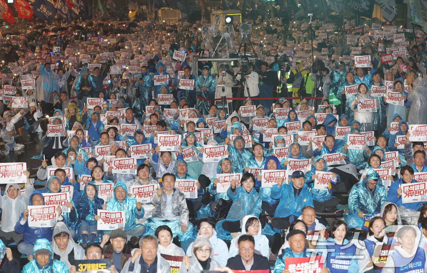 16일 서울 광화문광장 앞 도로에서 열린 &#39;김건희·윤석열 국정농단 규탄·특검 촉구 제3차 국민행동의 날 및 시민사회 연대 집회&#39;에서 참가자들이 구호를 외치고 있다. &#40;공동취재&#41; 2024.11.16/뉴스1 ⓒ News1 김명섭 기자