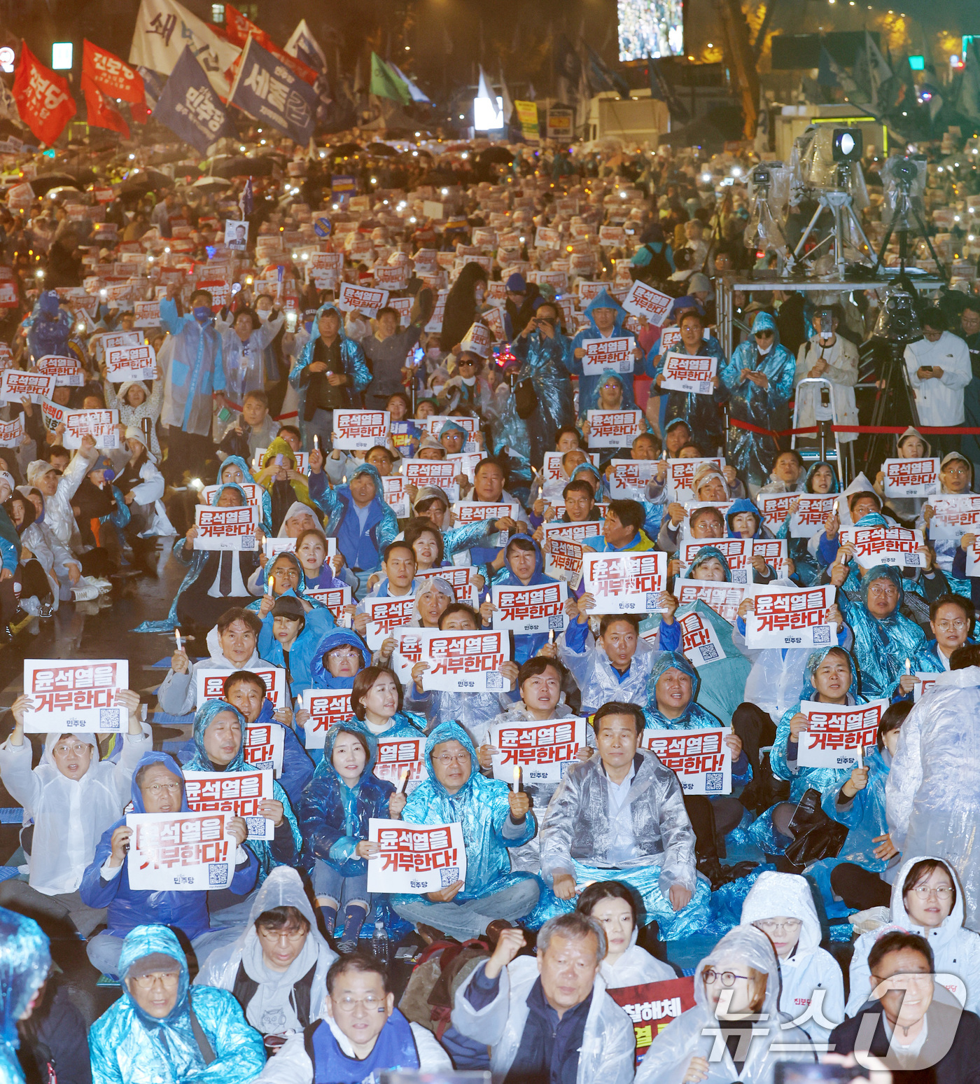 (서울=뉴스1) 김명섭 기자 = 16일 서울 광화문광장 앞 도로에서 열린 '김건희·윤석열 국정농단 규탄·특검 촉구 제3차 국민행동의 날 및 시민사회 연대 집회'에서 참가자들이 구호 …