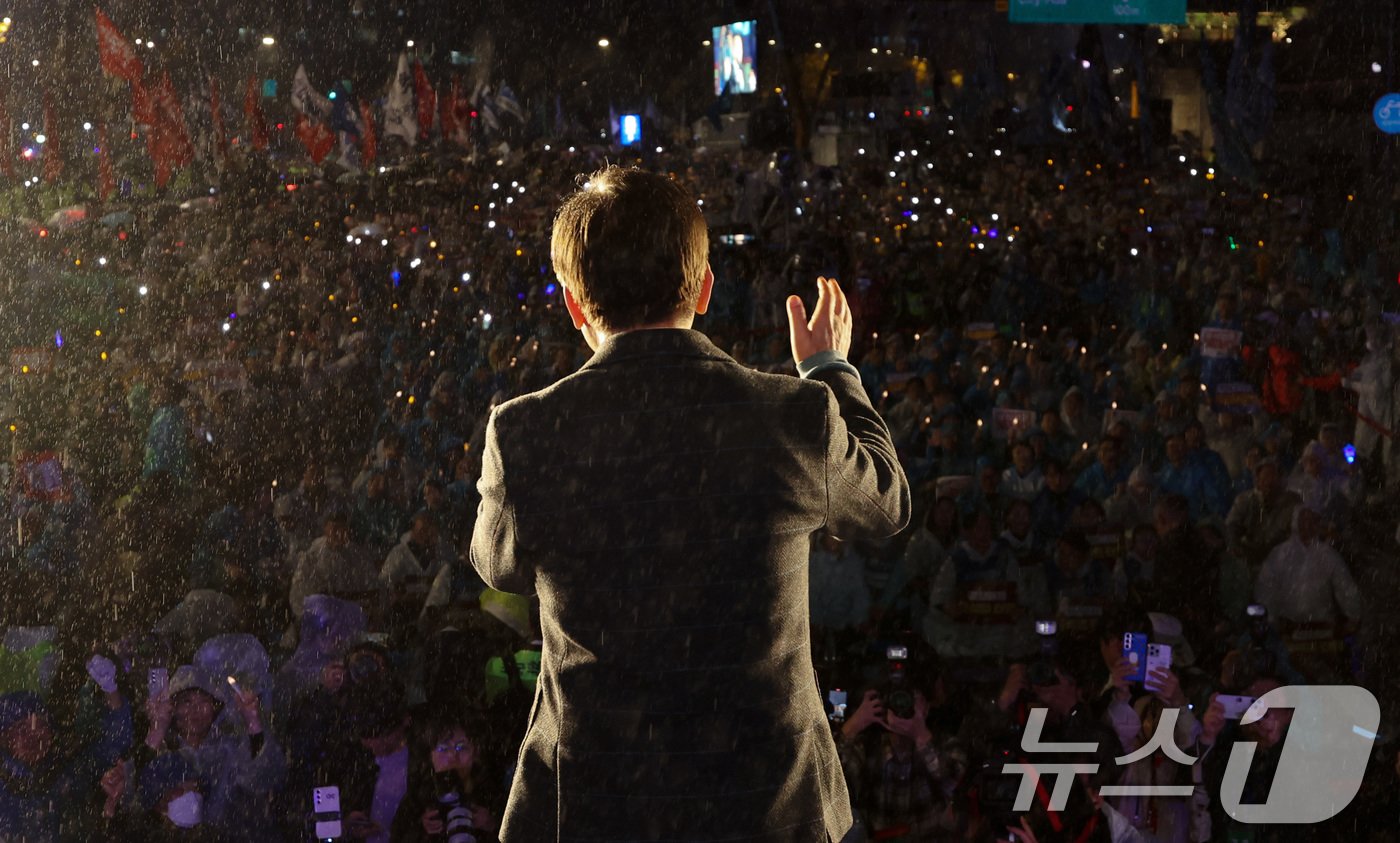 본문 이미지 - 이재명 더불어민주당 대표가 16일 서울 광화문광장 앞 도로에서 열린 '김건희·윤석열 국정농단 규탄·특검 촉구 제3차 국민행동의 날 및 시민사회 연대 집회'에서 발언하고 있다. (공동취재) 2024.11.16/뉴스1 ⓒ News1 김명섭 기자