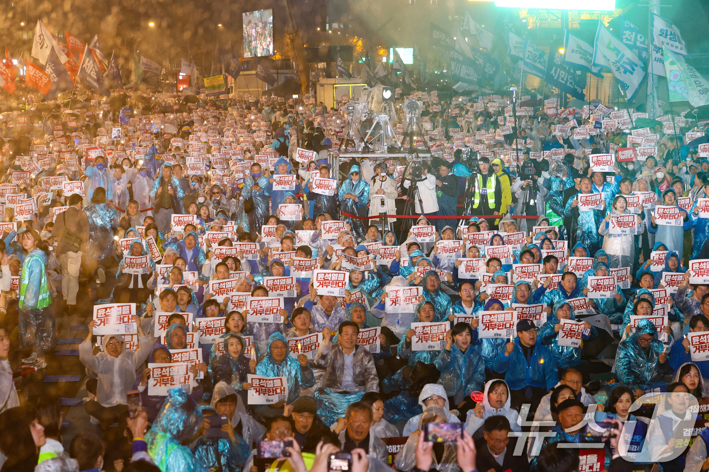 (서울=뉴스1) 김명섭 기자 = 16일 서울 광화문광장 앞 도로에서 열린 '김건희·윤석열 국정농단 규탄·특검 촉구 제3차 국민행동의 날 및 시민사회 연대 집회'에서 참가자들이 구호 …