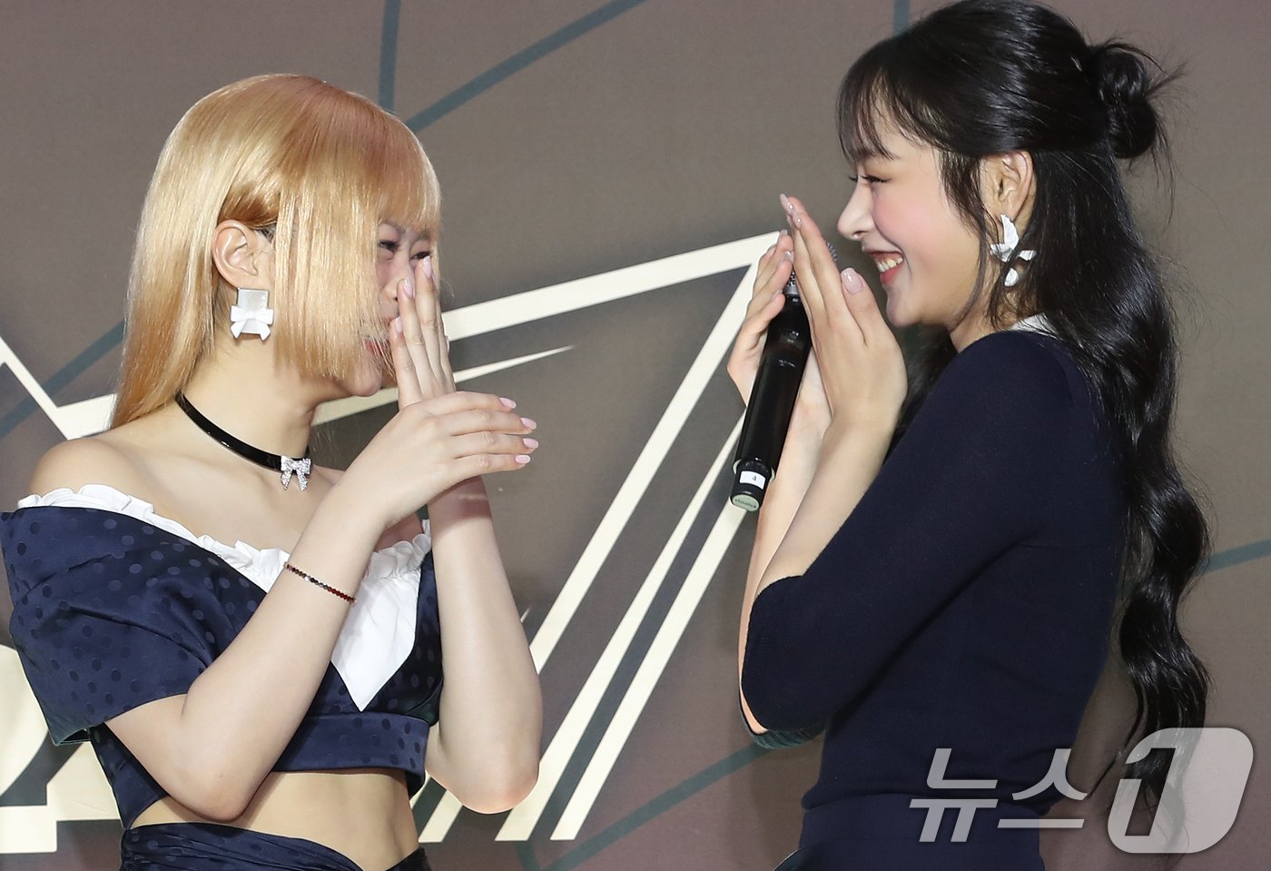 본문 이미지 - 뉴진스의 하니와 민지(오른쪽)가 16일 오후 인천의 한 공연장에서 열린 '제1회 코리아 그랜드 뮤직 어워즈(2024 KGMA)' 레드카펫 행사에 참석해 미소를 짓고 있다. ⓒ News1 권현진 기자