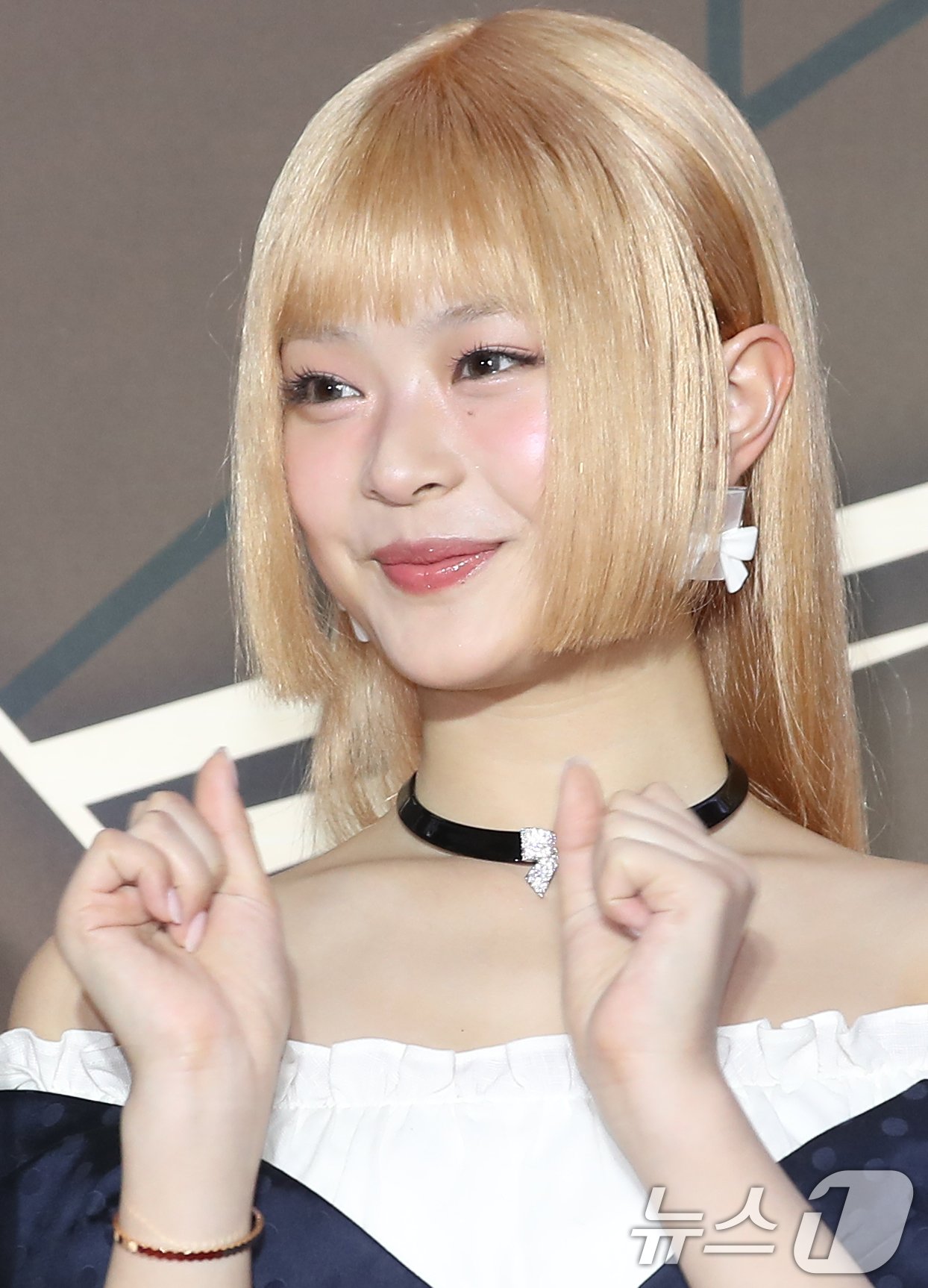 본문 이미지 - 뉴진스의 하니가 16일 오후 인천의 한 공연장에서 열린 '제1회 코리아 그랜드 뮤직 어워즈(2024 KGMA)' 레드카펫 행사에 참석해 파이팅 포즈를 취하고 있다. ⓒ News1 권현진 기자