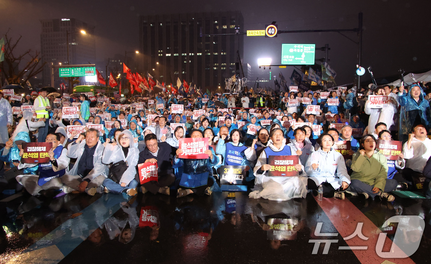 (서울=뉴스1) 김명섭 기자 = 조국 조국혁신당 대표를 비롯한 참석자들이 16일 서울 광화문광장 앞 도로에서 열린 '김건희 특검 수용, 국정농단 규명! 윤석열을 거부한다 시민행진' …