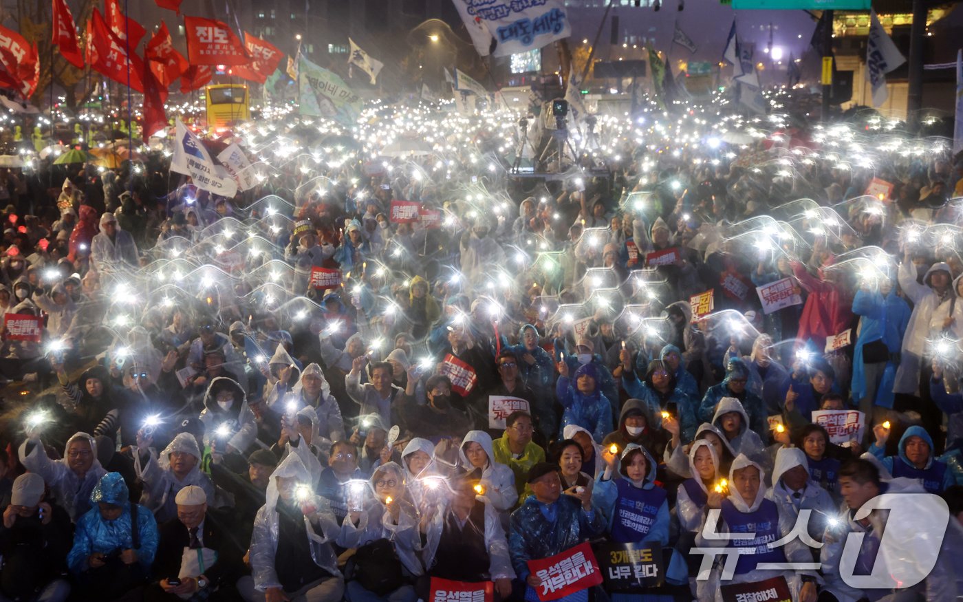 본문 이미지 - 16일 서울 광화문광장 앞 도로에서 열린 '김건희 특검 수용, 국정농단 규명! 윤석열을 거부한다 시민행진'에서 정당 및 시민단체 참석자들이 구호를 외치고 있다. 2024.11.16/뉴스1 ⓒ News1 김명섭 기자