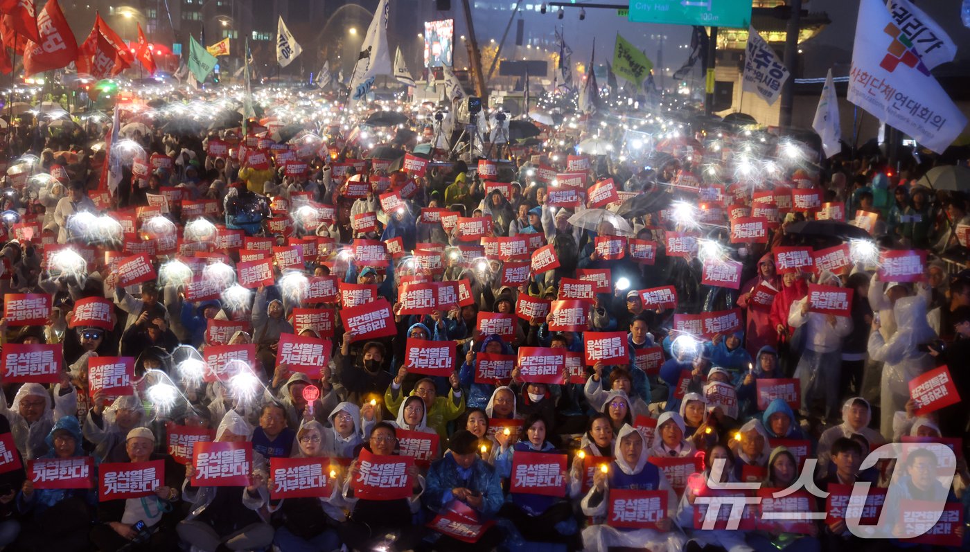 본문 이미지 - 16일 서울 광화문광장 앞 도로에서 열린 '김건희 특검 수용, 국정농단 규명! 윤석열을 거부한다 시민행진'에서 정당 및 시민단체 참석자들이 구호를 외치고 있다. 2024.11.16/뉴스1 ⓒ News1 김명섭 기자