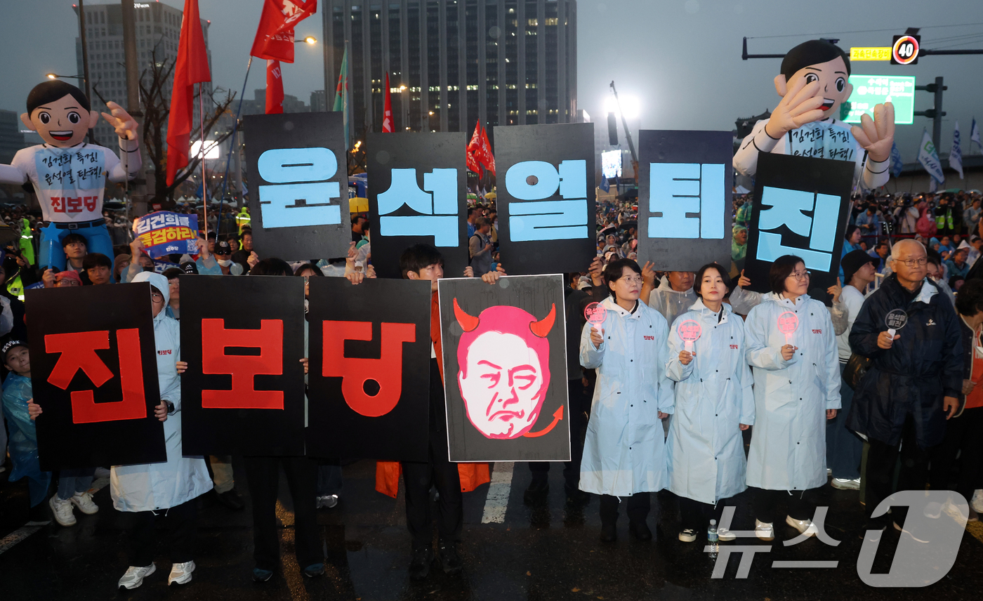 (서울=뉴스1) 김명섭 기자 = 16일 서울 광화문광장 앞 도로에서 열린 '김건희 특검 수용, 국정농단 규명! 윤석열을 거부한다 시민행진'에서 김재연 진보당 대표와 당원들이 구호를 …