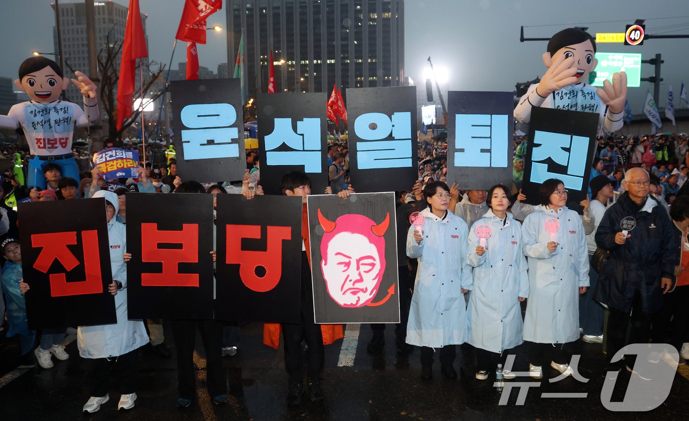 본문 이미지 - 16일 서울 광화문광장 앞 도로에서 열린 '김건희 특검 수용, 국정농단 규명! 윤석열을 거부한다 시민행진'에서 김재연 진보당 대표와 당원들이 구호를 외치고 있다. 2024.11.16/뉴스1 ⓒ News1 김명섭 기자