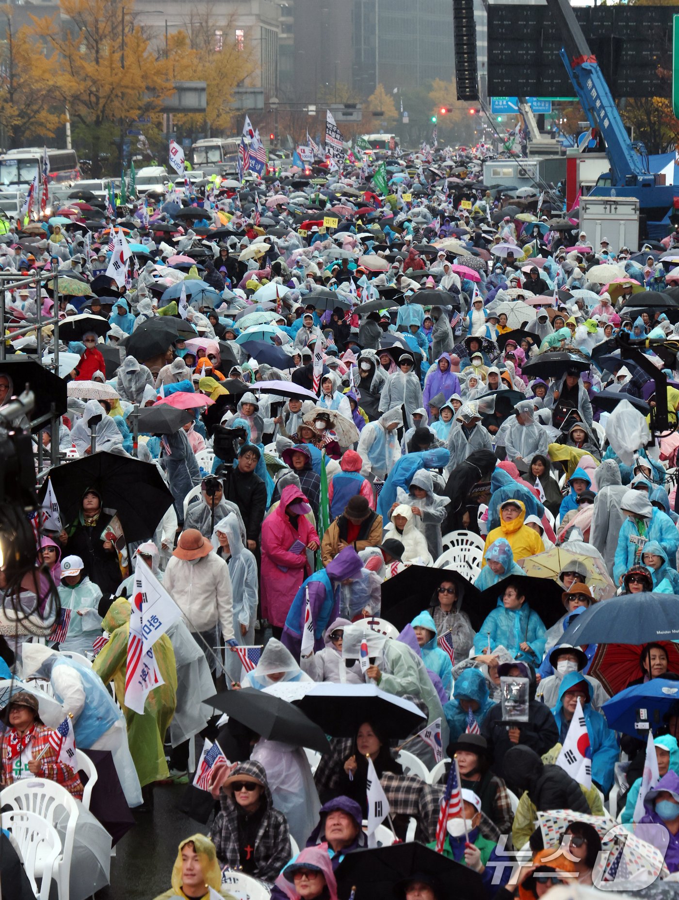 본문 이미지 - 16일 오후 서울 종로구 동화면세점 앞 도로에서 보수단체 회원들이 ‘이재명 구속 촉구 광화문국민혁명대회’에서 구호를 외치고 있다. 2024.11.16/뉴스1 ⓒ News1 김명섭 기자