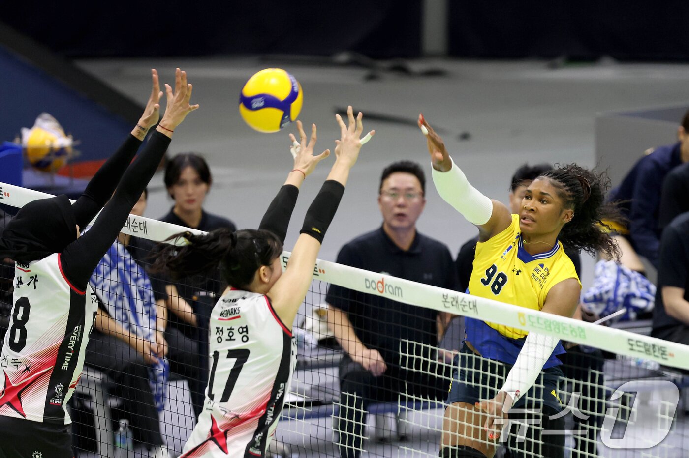 본문 이미지 - 2위 싸움의 승자는 누가될까. &#40;현대건설 배구단 제공&#41;