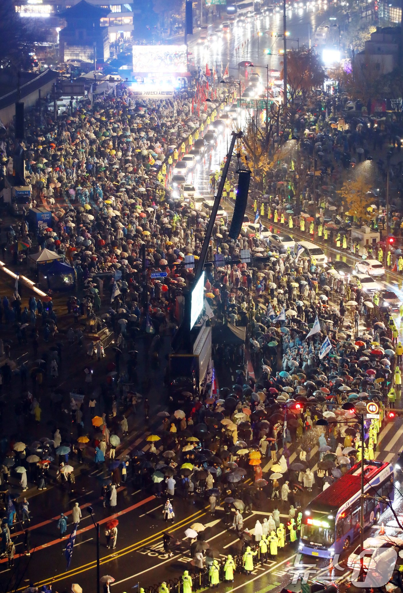 본문 이미지 - 16일 서울 광화문광장 앞 도로에서 열린 '김건희 특검 수용, 국정농단 규명! 윤석열을 거부한다 시민행진'에서 정당 및 시민단체 참석자들이 행진하고 있다. 2024.11.16/뉴스1 ⓒ News1 김명섭 기자