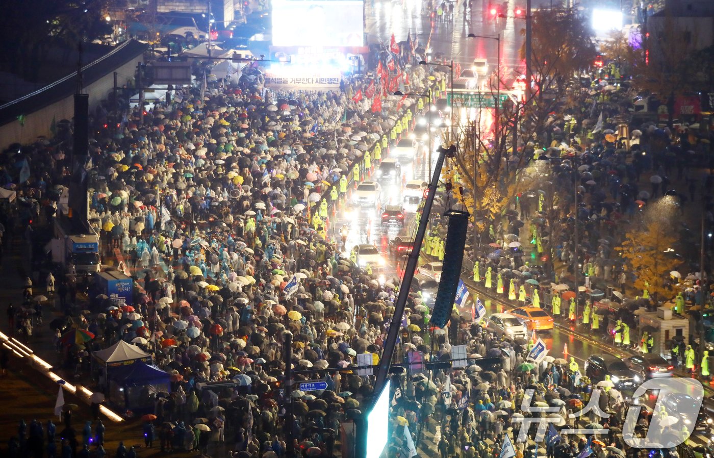 본문 이미지 - 16일 서울 광화문광장 앞 도로에서 열린 '김건희 특검 수용, 국정농단 규명! 윤석열을 거부한다 시민행진'에서 정당 및 시민단체 참석자들이 행진하고 있다. 2024.11.16/뉴스1 ⓒ News1 김명섭 기자