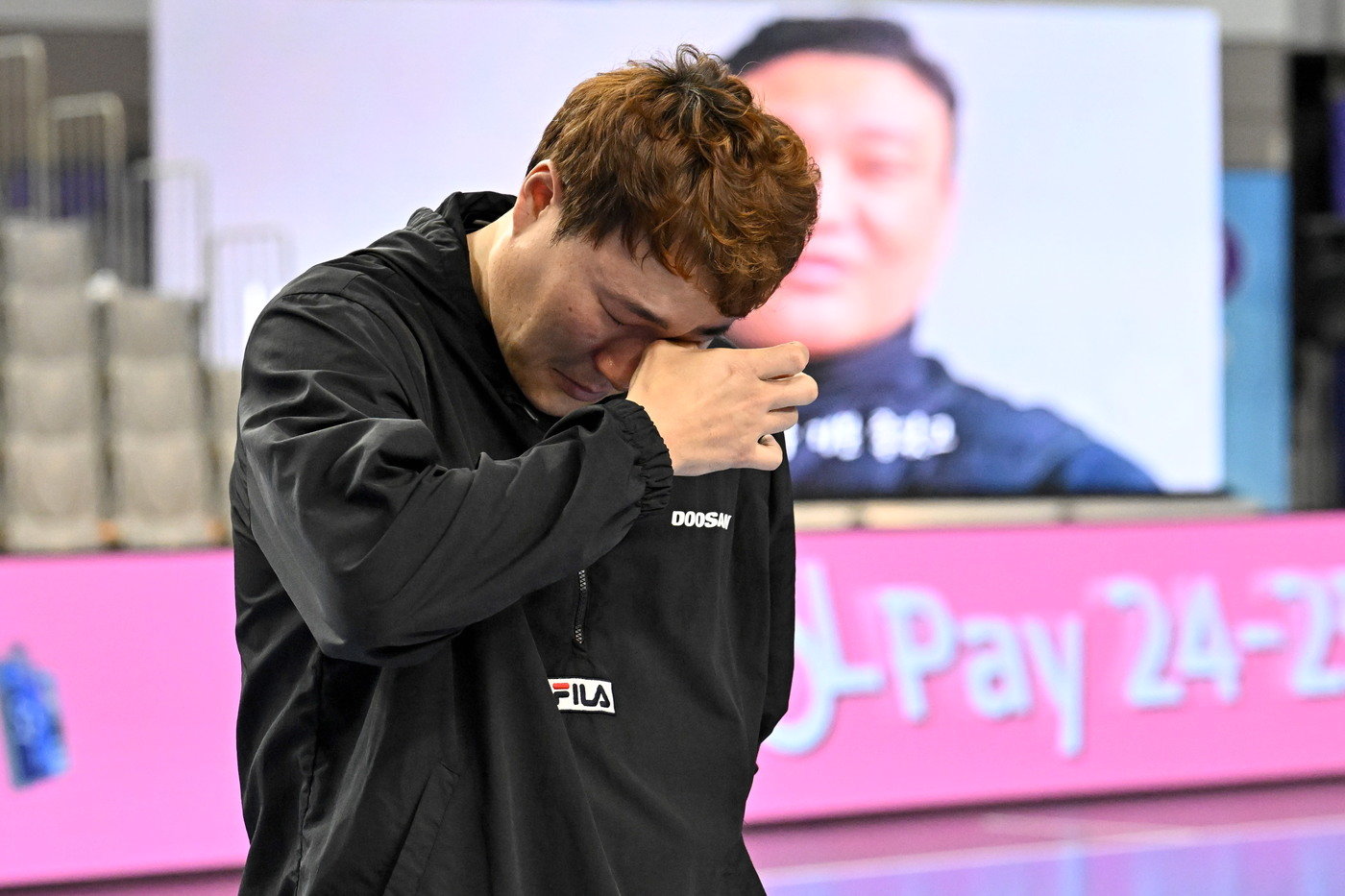 본문 이미지 -  은퇴식에서 눈물을 흘리는 박찬영(H리그 제공)