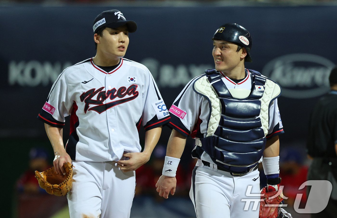 본문 이미지 - 16일&#40;현지시간&#41; 대만 타이베이시 톈무 야구장에서 열린 2024 WBSC 프리미어12 B조 예선 대한민국과 도미니카공화국의 경기, 3회초 대한민국 선발 임찬규가 삼자범퇴로 상대 타선을 돌려 세운 뒤 박동원과 대화하고 있다. 2024.11.16/뉴스1 ⓒ News1 장수영 기자