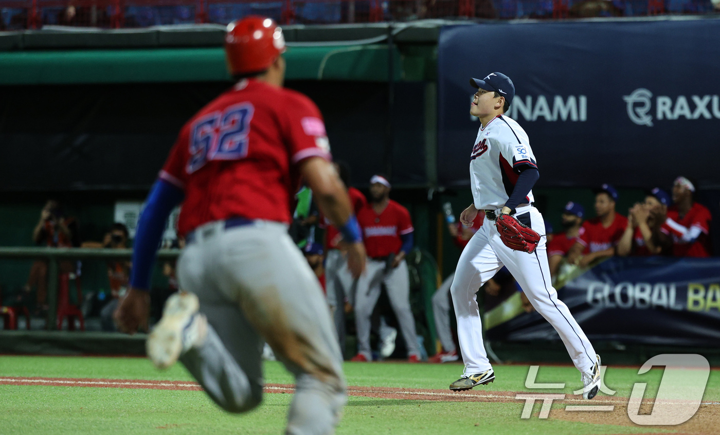 (타이베이(대만)=뉴스1) 장수영 기자 = 16일(현지시간) 대만 타이베이시 톈무 야구장에서 열린 2024 WBSC 프리미어12 B조 예선 대한민국과 도미니카공화국의 경기, 4회초 …