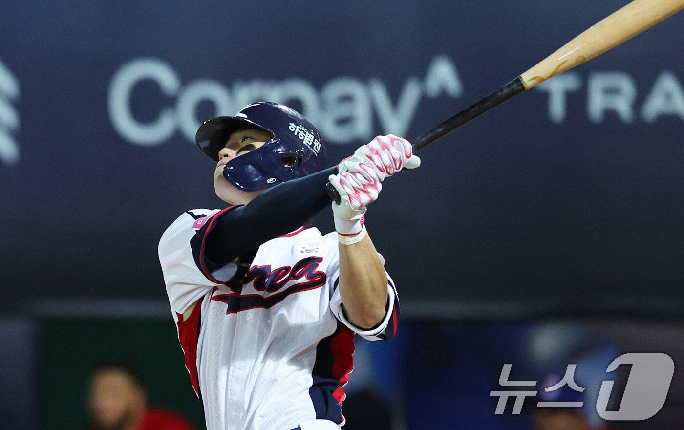 본문 이미지 - 16일(현지시간) 대만 타이베이시 톈무 야구장에서 열린 2024 WBSC 프리미어12 B조 예선 대한민국과 도미니카공화국의 경기, 4회말 2사 상황에서 김도영이 뜬공을 치고 있다. 2024.11.16 ⓒ 뉴스1 장수영 기자