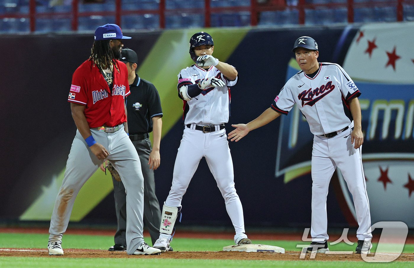 16일&#40;현지시간&#41; 대만 타이베이시 톈무 야구장에서 열린 2024 WBSC 프리미어12 B조 예선 대한민국과 도미니카공화국의 경기, 5회말 대한민국 공격 2사 상황에서 송성문이 팀 첫 안타로 출루하고 있다. 2024.11.16/뉴스1 ⓒ News1 장수영 기자