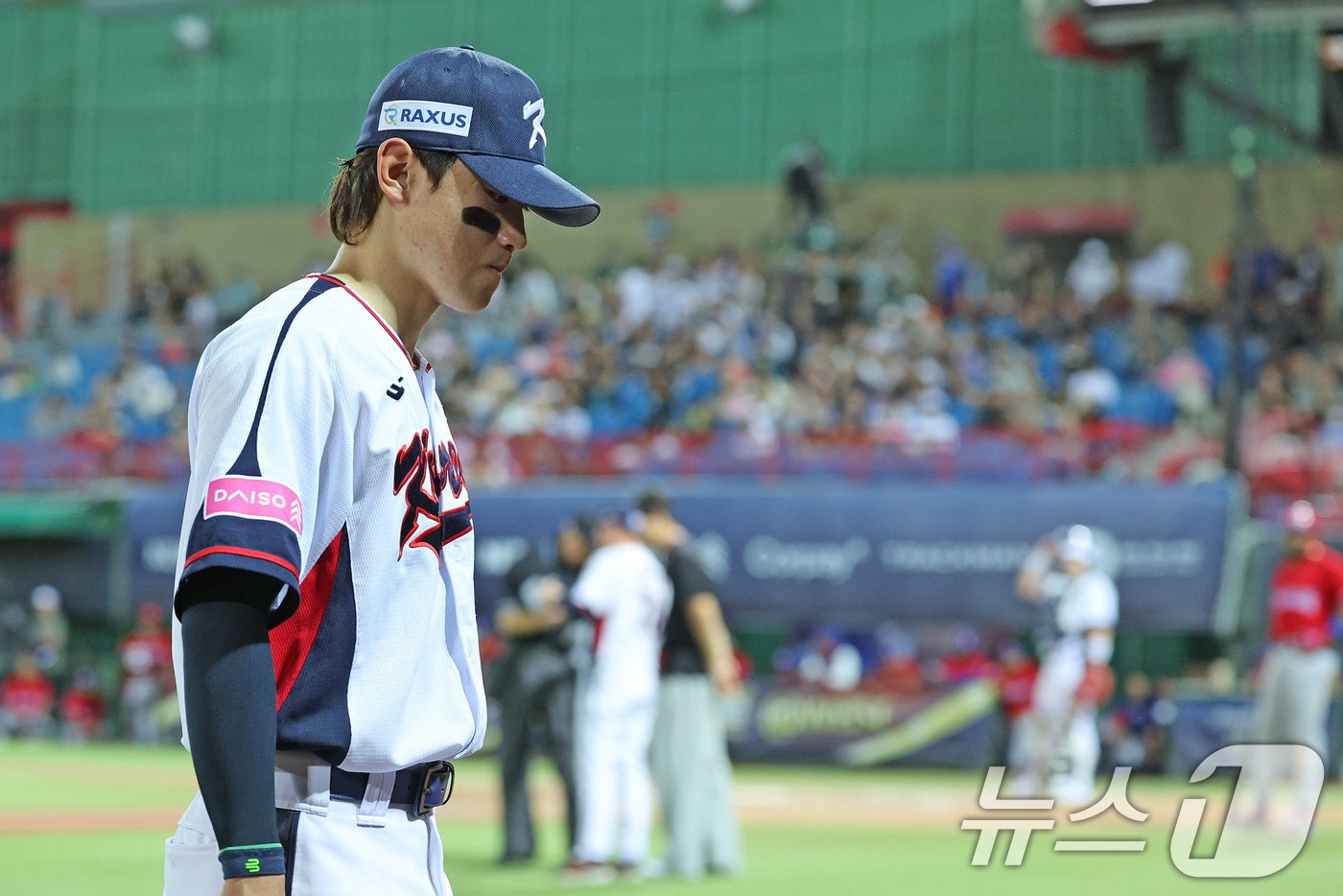 본문 이미지 - 16일(현지시간) 대만 타이베이시 톈무 야구장에서 열린 2024 WBSC 프리미어12 B조 예선 대한민국과 도미니카공화국의 경기, 6회초 쿠바 공격 2사 1루 상황에서 3루수 김도영이 교체로 경기를 마치고 있다. 2024.11.16/뉴스1 ⓒ News1 장수영 기자