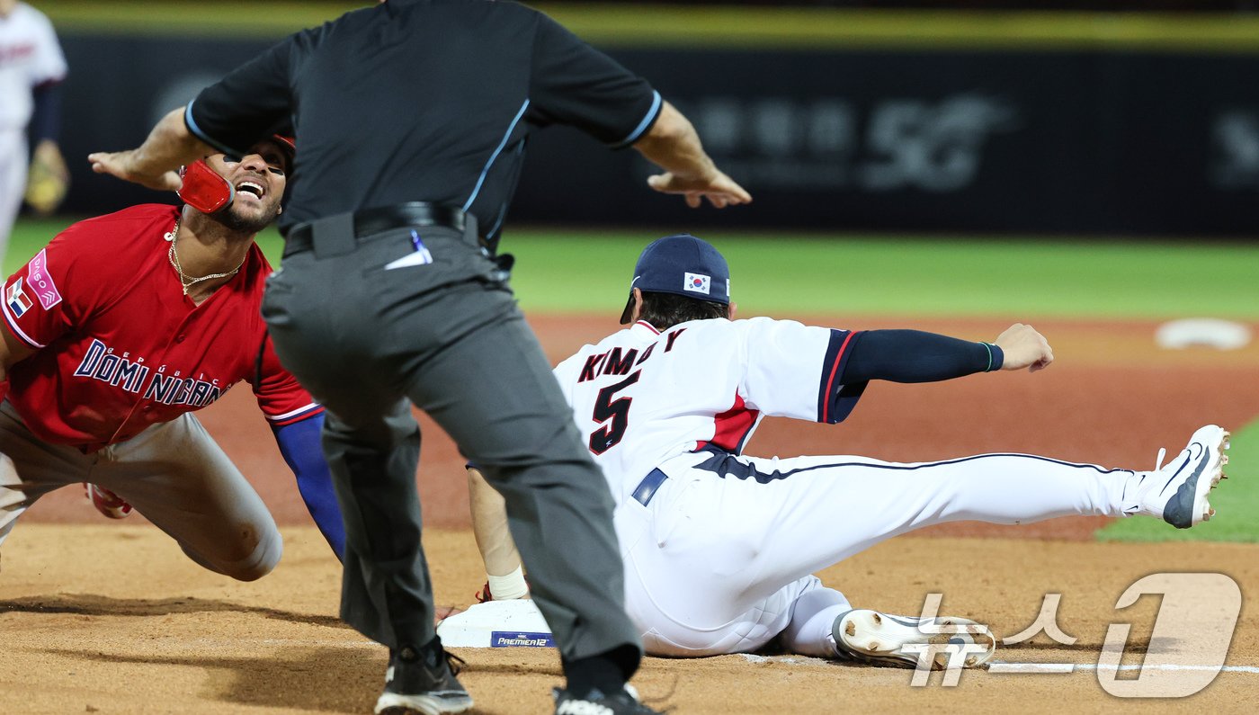 16일&#40;현지시간&#41; 대만 타이베이시 톈무 야구장에서 열린 2024 WBSC 프리미어12 B조 예선 대한민국과 도미니카공화국의 경기, 6회초 쿠바 공격 2사 2루 상황에서 2루주자 세스페데스가 3루를 훔치고 있다. 2024.11.16/뉴스1 ⓒ News1 장수영 기자