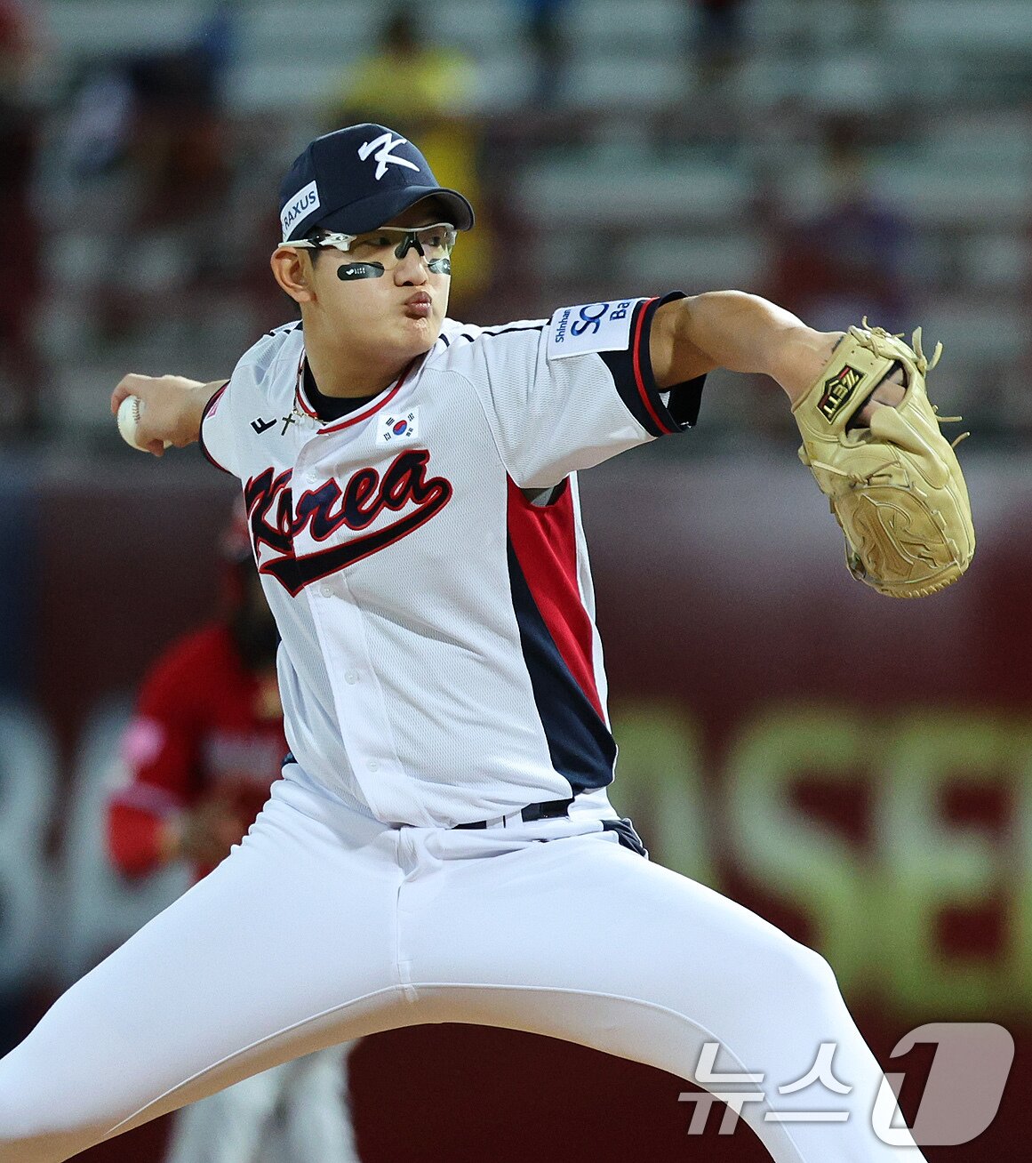 본문 이미지 - 16일(현지시간) 대만 타이베이시 톈무 야구장에서 열린 2024 WBSC 프리미어12 B조 예선 대한민국과 도미니카공화국의 경기, 6회초 2사 1루상황에서 마운드에 오른 김서현이 역투하고 있다. 2024.11.16/뉴스1 ⓒ News1 장수영 기자