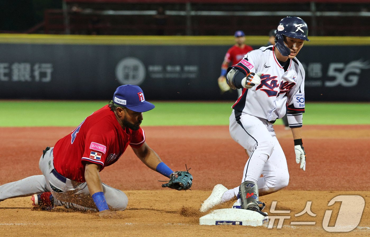 16일&#40;현지시간&#41; 대만 타이베이시 톈무 야구장에서 열린 2024 WBSC 프리미어12 B조 예선 대한민국과 도미니카공화국의 경기, 6회말 대한민국 공격 1사 2, 3루 상황에서 신민재가 도미니카 투수 로드리게스의 송구 실책을 틈타 3루까지 진루하고 있다. 2024.11.16/뉴스1 ⓒ News1 장수영 기자