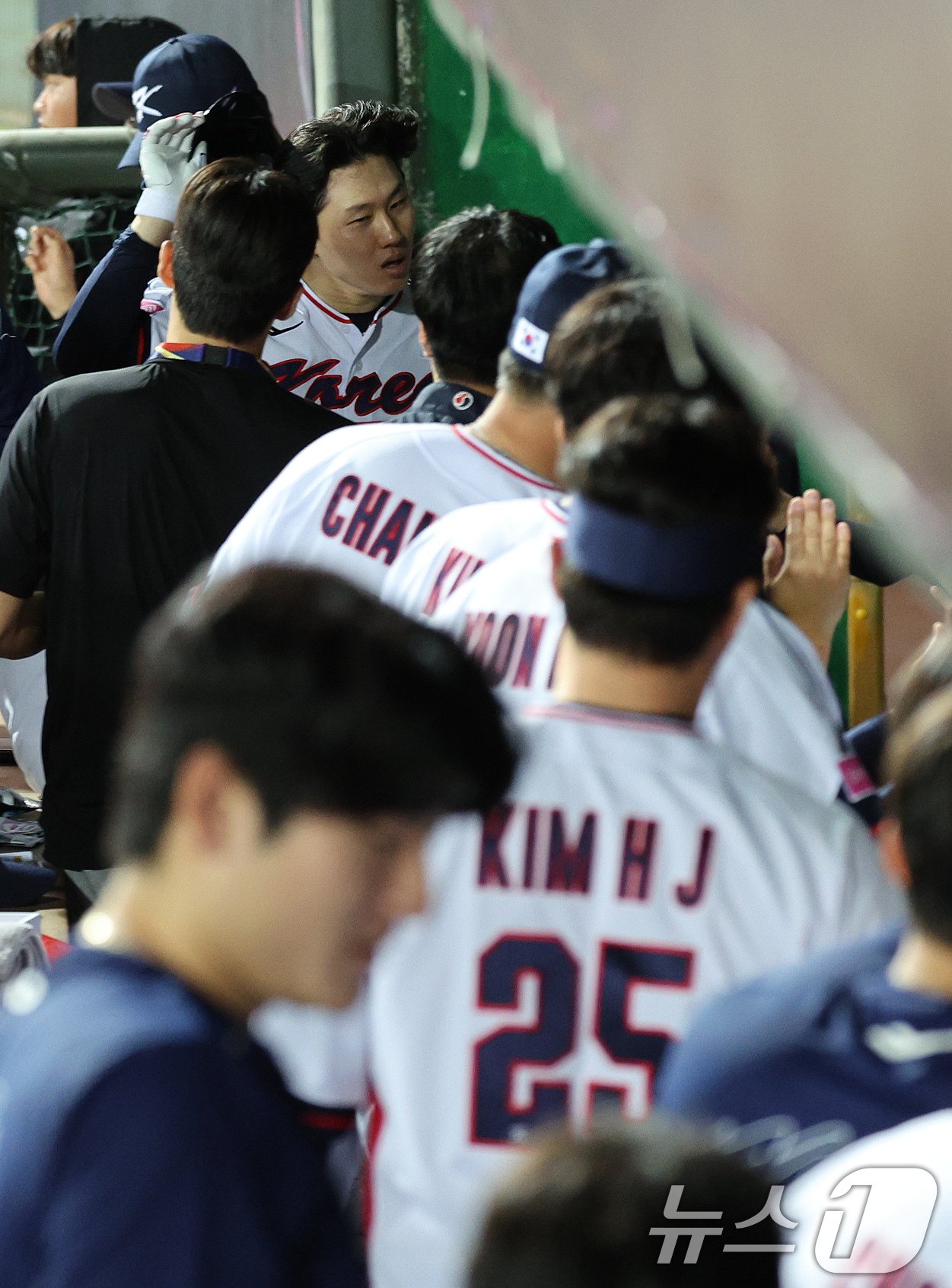 본문 이미지 - 16일(현지시간) 대만 타이베이시 톈무 야구장에서 열린 2024 WBSC 프리미어12 B조 예선 대한민국과 도미니카공화국의 경기, 6회말 대한민국 공격 1사 2, 3루 상황에서 도미니카 투수 로드리게스의 송구 실책을 틈타 득점한 대한민국 선수들이 기뻐하고 있다. 2024.11.16/뉴스1 ⓒ News1 장수영 기자