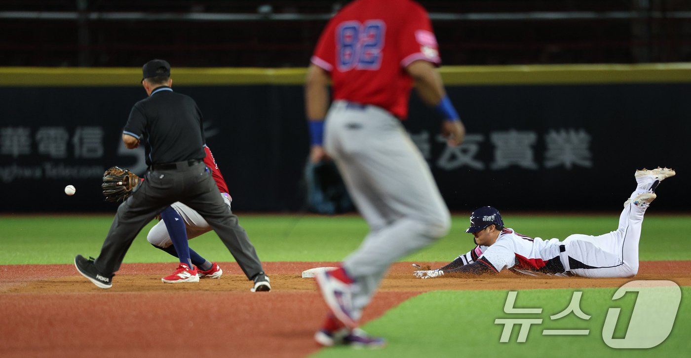 16일&#40;현지시간&#41; 대만 타이베이시 톈무 야구장에서 열린 2024 WBSC 프리미어12 B조 예선 대한민국과 도미니카공화국의 경기 6회말 대한민국 공격 2사 3루 상황에서 문보경이 1타점 2루타를 치며 출루하고 있다. 2024.11.16/뉴스1 ⓒ News1 장수영 기자