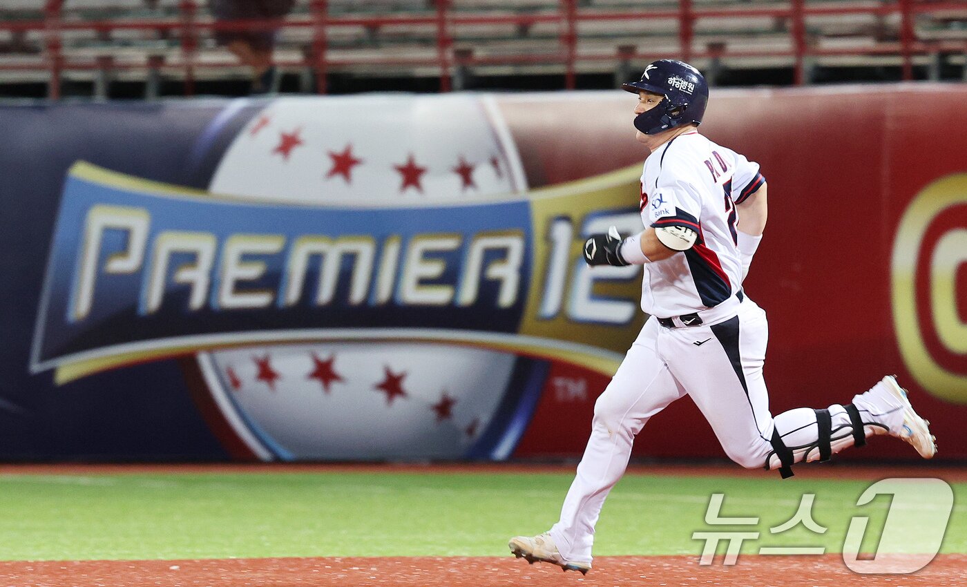 본문 이미지 - 16일&#40;현지시간&#41; 대만 타이베이시 톈무 야구장에서 열린 2024 WBSC 프리미어12 B조 예선 대한민국과 도미니카공화국의 경기 6회말 대한민국 공격 2사 2루 상황에서 박동원이 1타점 2루타를 치며 출루하고 있다. 2024.11.16/뉴스1 ⓒ News1 장수영 기자