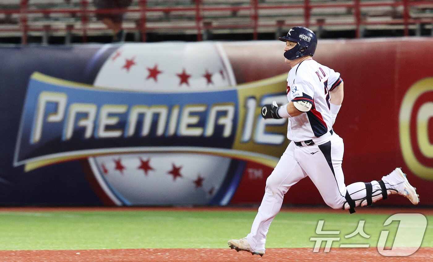 16일&#40;현지시간&#41; 대만 타이베이시 톈무 야구장에서 열린 2024 WBSC 프리미어12 B조 예선 대한민국과 도미니카공화국의 경기 6회말 대한민국 공격 2사 2루 상황에서 박동원이 1타점 2루타를 치며 출루하고 있다. 2024.11.16/뉴스1 ⓒ News1 장수영 기자