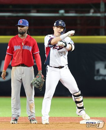 16일&#40;현지시간&#41; 대만 타이베이시 톈무 야구장에서 열린 2024 WBSC 프리미어12 B조 예선 대한민국과 도미니카공화국의 경기 6회말 대한민국 공격 2사 2루 상황에서 박동원이 1타점 2루타를 친 뒤 아파트 세리머니 하고 있다. 2024.11.16/뉴스1 ⓒ News1 장수영 기자