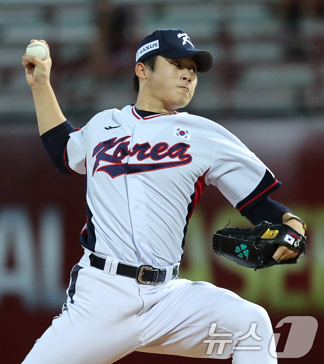 Park Young-hyun, on the mound of Korea, is fighting back in the top of the 8th inning of the 2024 WBSC Premier 12 Group B preliminary game between Korea and the Dominican Republic held at Tianmu Baseball Stadium in Taipei, Taiwan on the 16th (local time). 2024.11.16/News1 ⓒ News1 Reporter Jang Soo-young