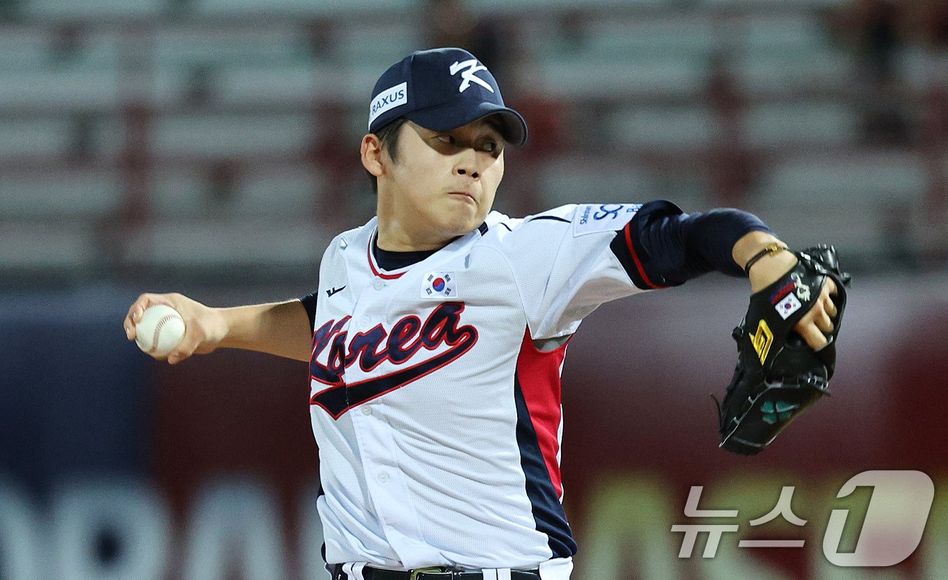 본문 이미지 - 16일&#40;현지시간&#41; 대만 타이베이시 톈무 야구장에서 열린 2024 WBSC 프리미어12 B조 예선 대한민국과 도미니카공화국의 경기 8회초 대한민국 마운드에 오른 박영현이 역투하고 있다. 2024.11.16/뉴스1 ⓒ News1 장수영 기자