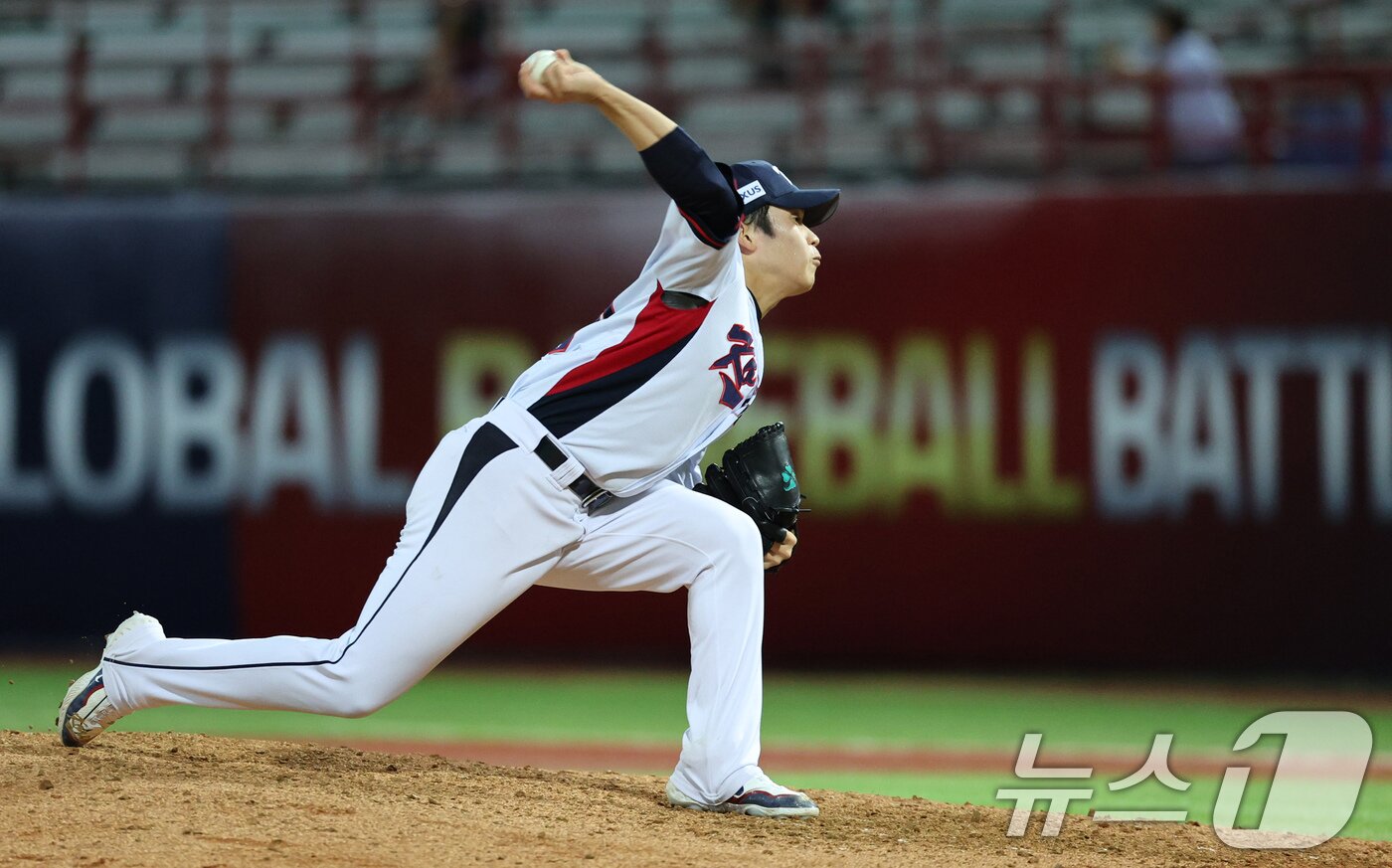 16일&#40;현지시간&#41; 대만 타이베이시 톈무 야구장에서 열린 2024 WBSC 프리미어12 B조 예선 대한민국과 도미니카공화국의 경기 8회말 대한민국 마운드에 오른 박영현이 역투하고 있다. 2024.11.16/뉴스1 ⓒ News1 장수영 기자