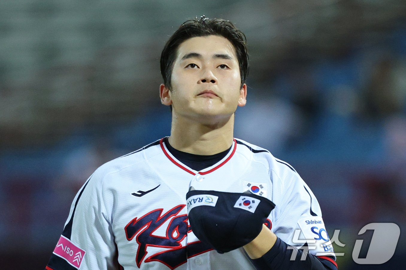 Park Young-hyun, who was on the mound in the top of the 8th inning of the 2024 WBSC Premier 12 Group B preliminary game between Korea and the Dominican Republic held at Tianmu Baseball Stadium in Taipei, Taiwan on the 16th (local time), is moving to the dugout after striking out the last out. 2024.11.16/News1 ⓒ News1 Reporter Jang Soo-young