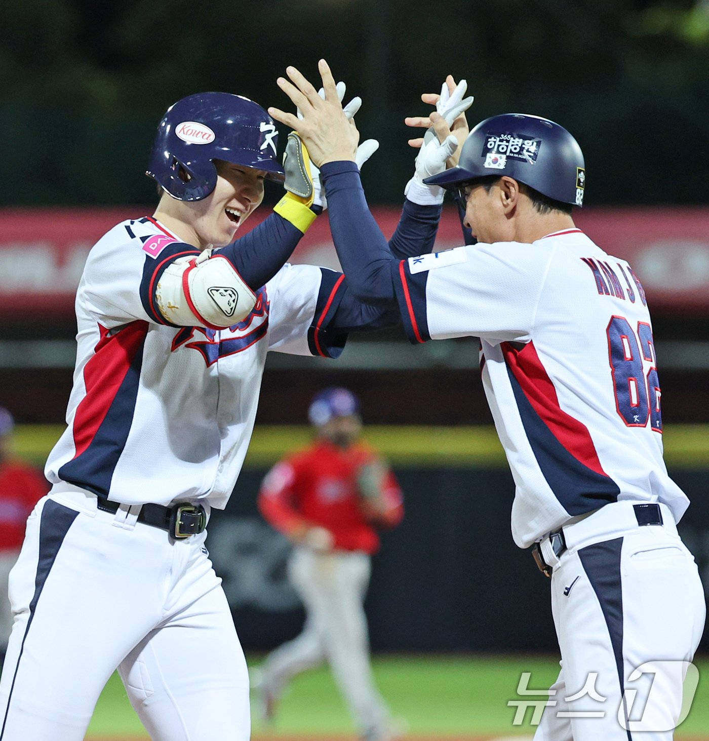 본문 이미지 - 16일(현지시간) 대만 타이베이시 톈무 야구장에서 열린 2024 WBSC 프리미어12 B조 예선 대한민국과 도미니카공화국의 경기 8회말 대한민국 공격 2사 2, 3루 상황에서 박성한이 역전 3루타를 친 뒤 김재걸 코치와 기뻐하고 있다. 2024.11.16/뉴스1 ⓒ News1 장수영 기자