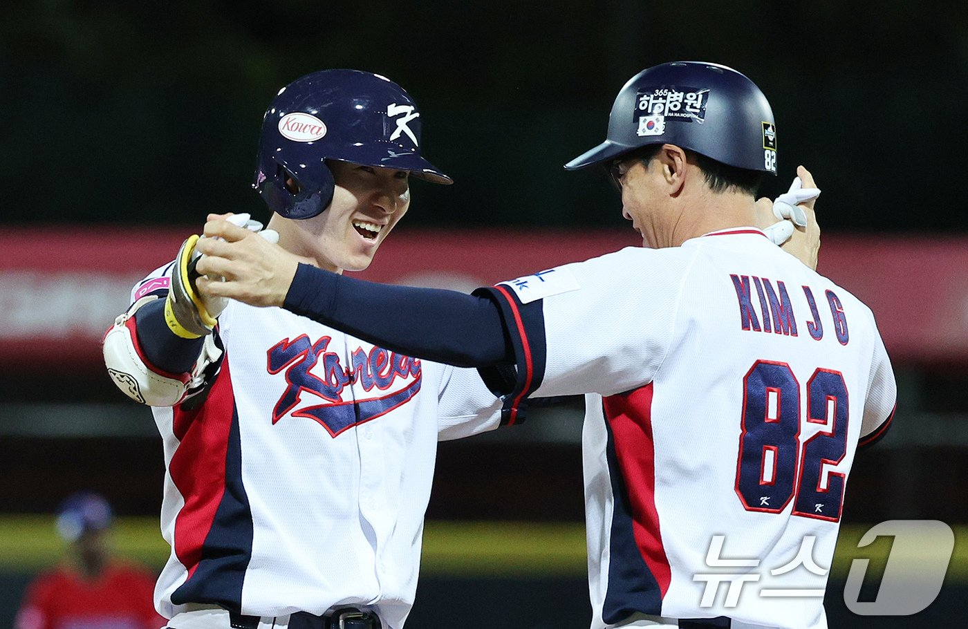 16일&#40;현지시간&#41; 대만 타이베이시 톈무 야구장에서 열린 2024 WBSC 프리미어12 B조 예선 대한민국과 도미니카공화국의 경기 8회말 대한민국 공격 2사 2, 3루 상황에서 박성한이 역전 3루타를 친 뒤 김재걸 코치와 기뻐하고 있다. 2024.11.16/뉴스1 ⓒ News1 장수영 기자