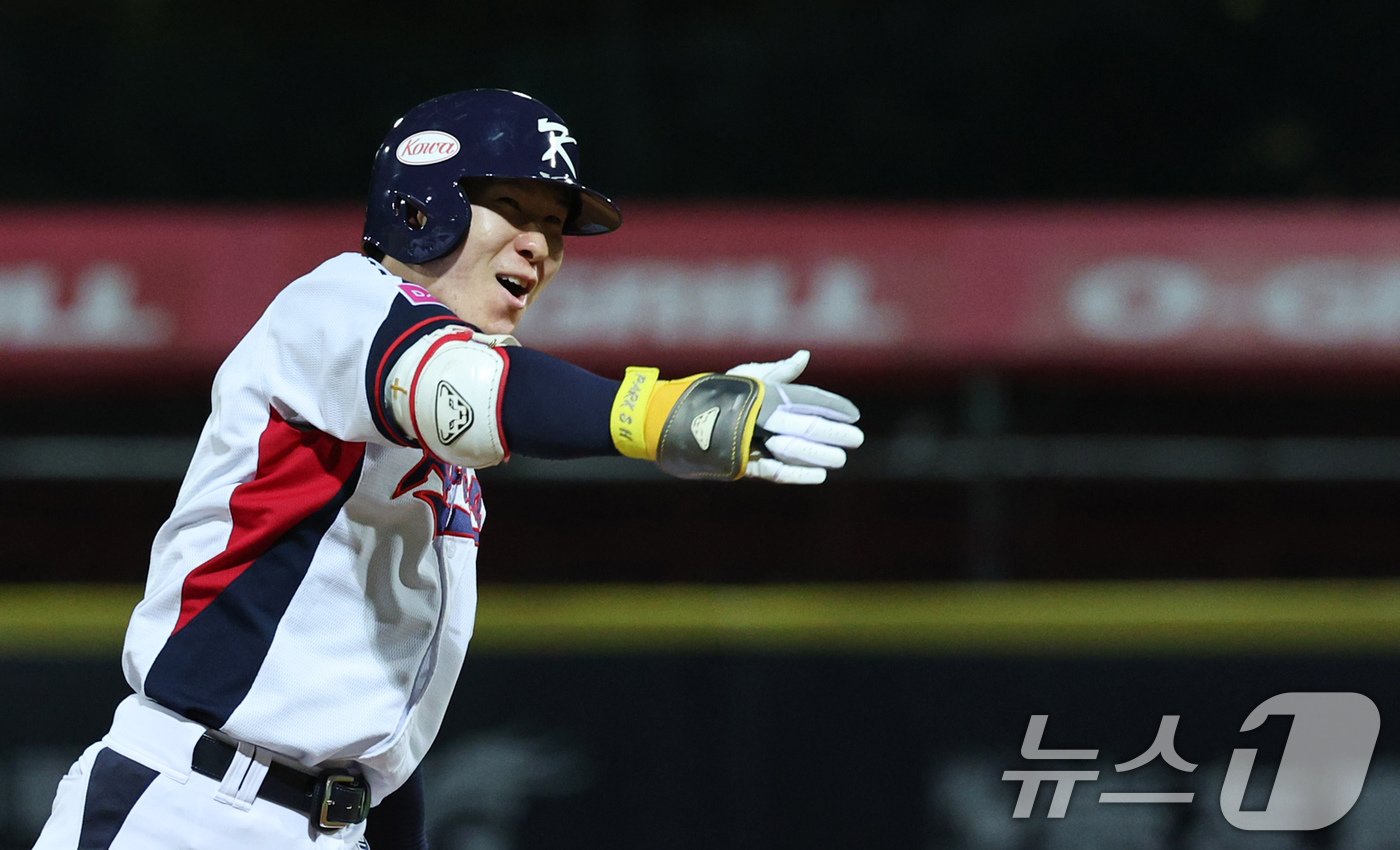 16일&#40;현지시간&#41; 대만 타이베이시 톈무 야구장에서 열린 2024 WBSC 프리미어12 B조 예선 대한민국과 도미니카공화국의 경기 8회말 대한민국 공격 2사 2, 3루 상황에서 박성한이 역전 3루타를 친 뒤 환호하고 있다. 2024.11.16/뉴스1 ⓒ News1 장수영 기자