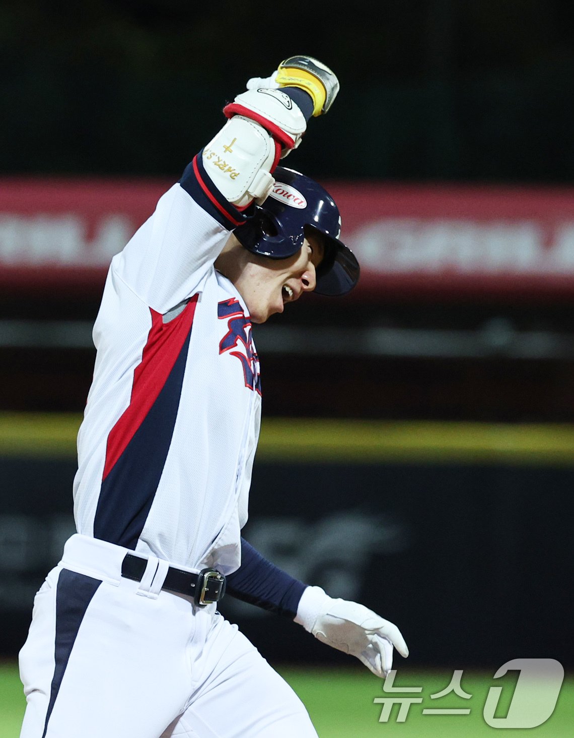 16일&#40;현지시간&#41; 대만 타이베이시 톈무 야구장에서 열린 2024 WBSC 프리미어12 B조 예선 대한민국과 도미니카공화국의 경기 8회말 대한민국 공격 2사 2, 3루 상황에서 박성한이 역전 3루타를 친 뒤 환호하고 있다. 2024.11.16/뉴스1 ⓒ News1 장수영 기자