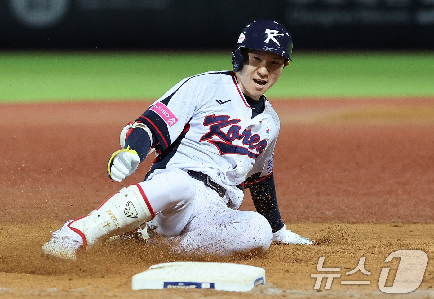 본문 이미지 - 16일(현지시간) 대만 타이베이시 톈무 야구장에서 열린 2024 WBSC 프리미어12 B조 예선 대한민국과 도미니카공화국의 경기 8회말 대한민국 공격 2사 2, 3루 상황에서 박성한이 역전 3루타로 출루하고 있다. 2024.11.16/뉴스1 ⓒ News1 장수영 기자