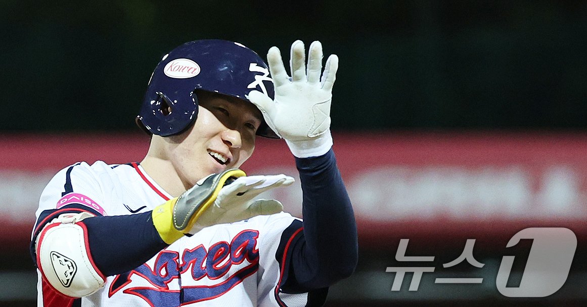 본문 이미지 - 16일(현지시간) 대만 타이베이시 톈무 야구장에서 열린 2024 WBSC 프리미어12 B조 예선 대한민국과 도미니카공화국의 경기 8회말 대한민국 공격 2사 2, 3루 상황에서 박성한이 역전 3루타를 친 뒤 세리머니 하고 있다. 2024.11.16/뉴스1 ⓒ News1 장수영 기자