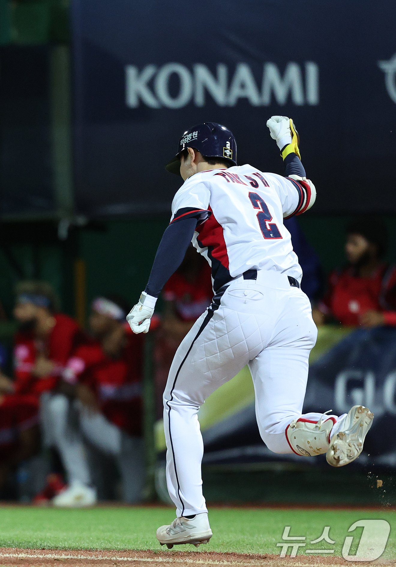 16일&#40;현지시간&#41; 대만 타이베이시 톈무 야구장에서 열린 2024 WBSC 프리미어12 B조 예선 대한민국과 도미니카공화국의 경기 8회말 대한민국 공격 2사 2, 3루 상황에서 박성한이 역전 3루타 치며 주먹을 불끈 쥐고 있다. 2024.11.16/뉴스1 ⓒ News1 장수영 기자