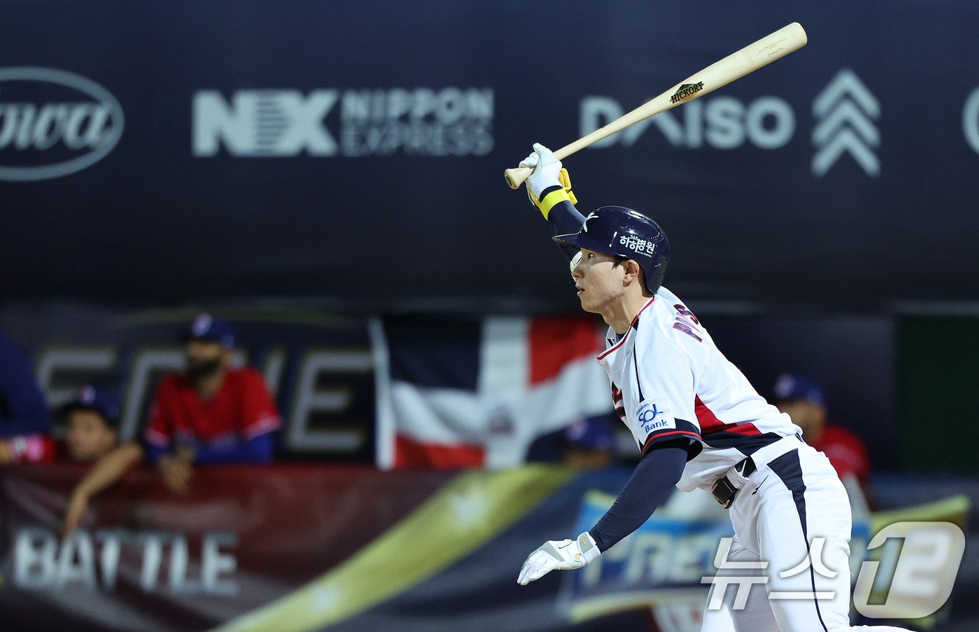 본문 이미지 - 16일(현지시간) 대만 타이베이시 톈무 야구장에서 열린 2024 WBSC 프리미어12 B조 예선 대한민국과 도미니카공화국의 경기 8회말 대한민국 공격 2사 2, 3루 상황에서 박성한이 역전 3루타 치고 있다. 2024.11.16/뉴스1 ⓒ News1 장수영 기자
